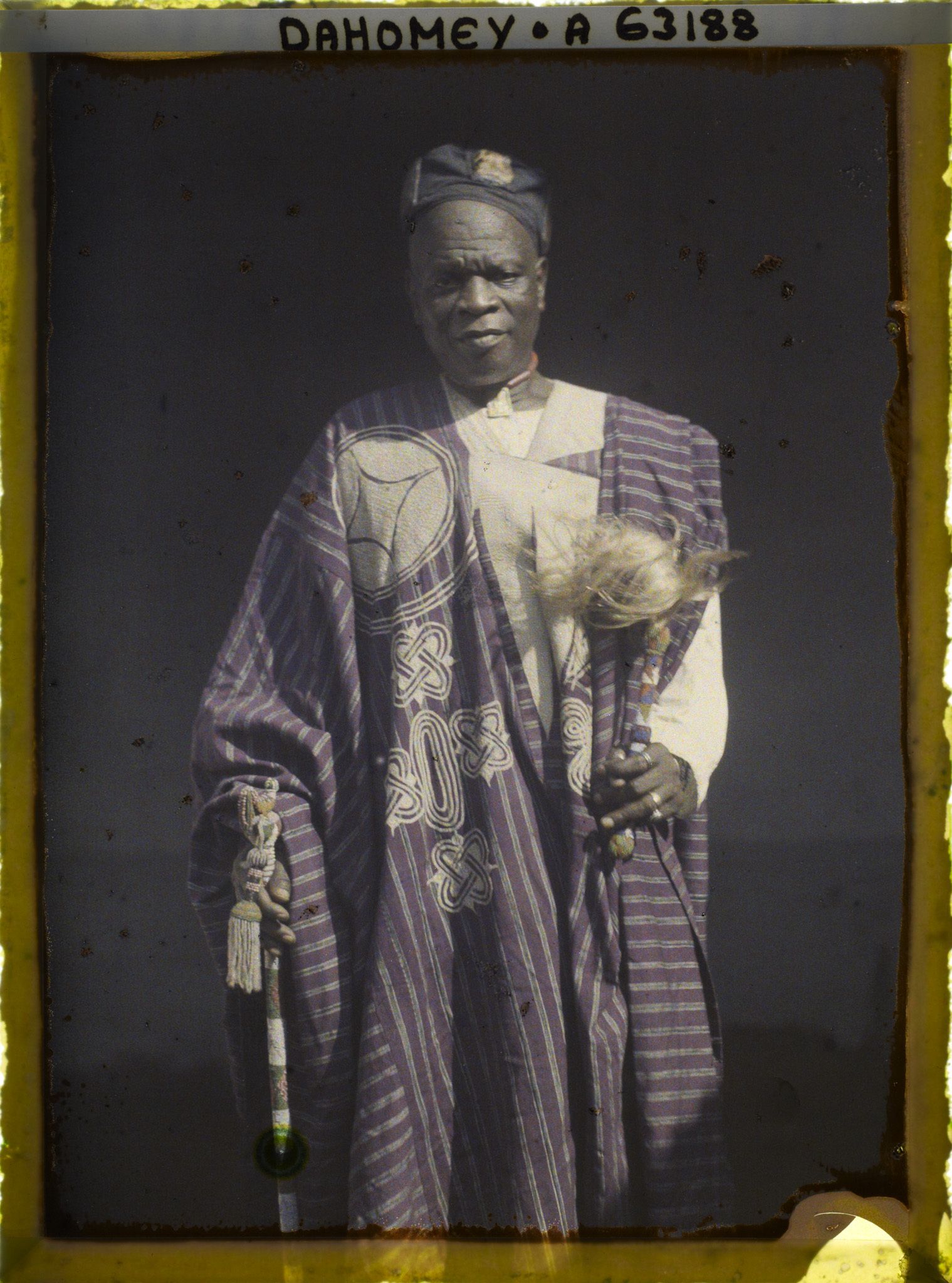 Image représentant Buste du roi Agouloyé (Nagô) et les insignes de pouvoirs