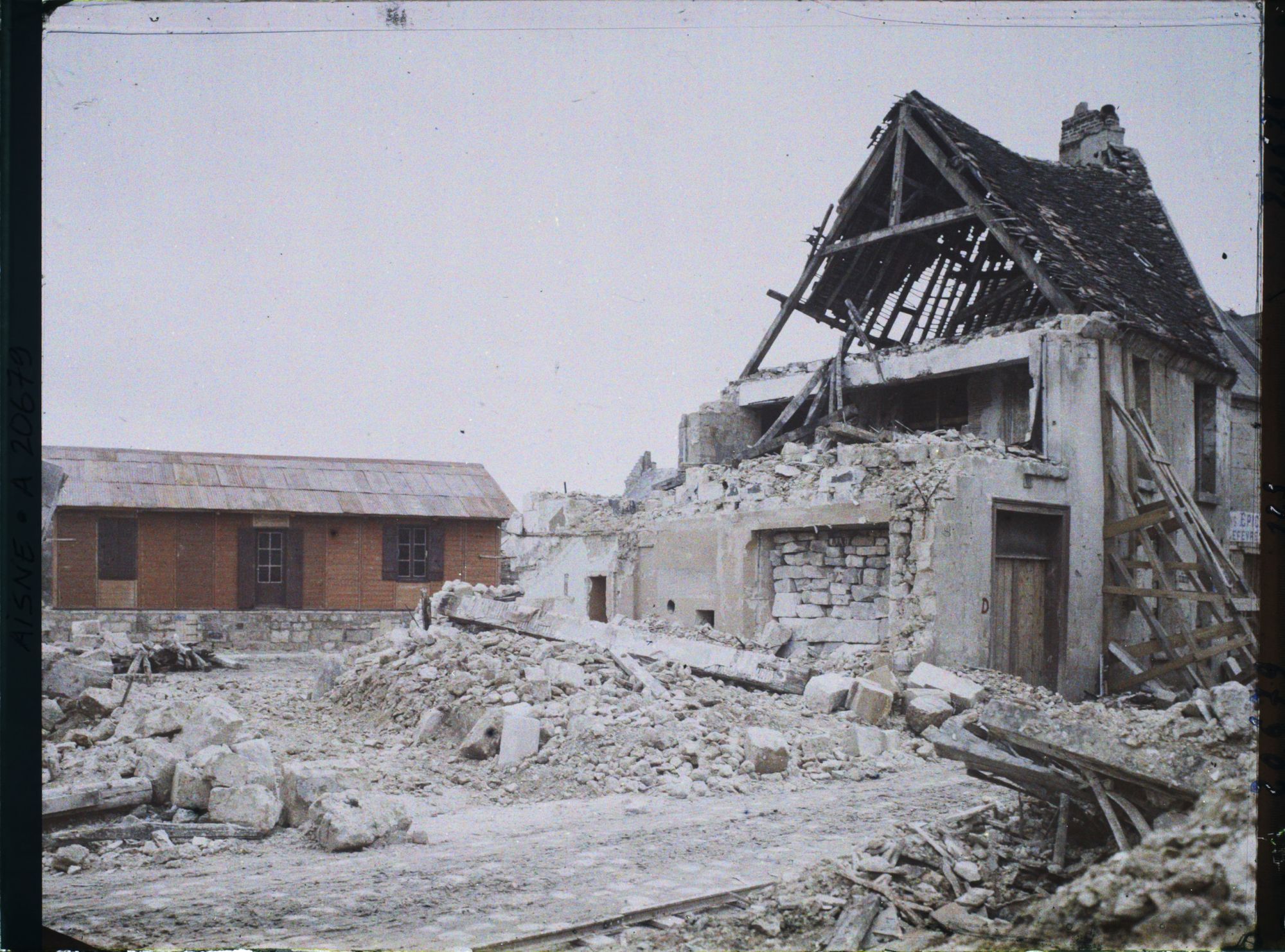 Image représentant France, Vailly, Ruines et maison neuve