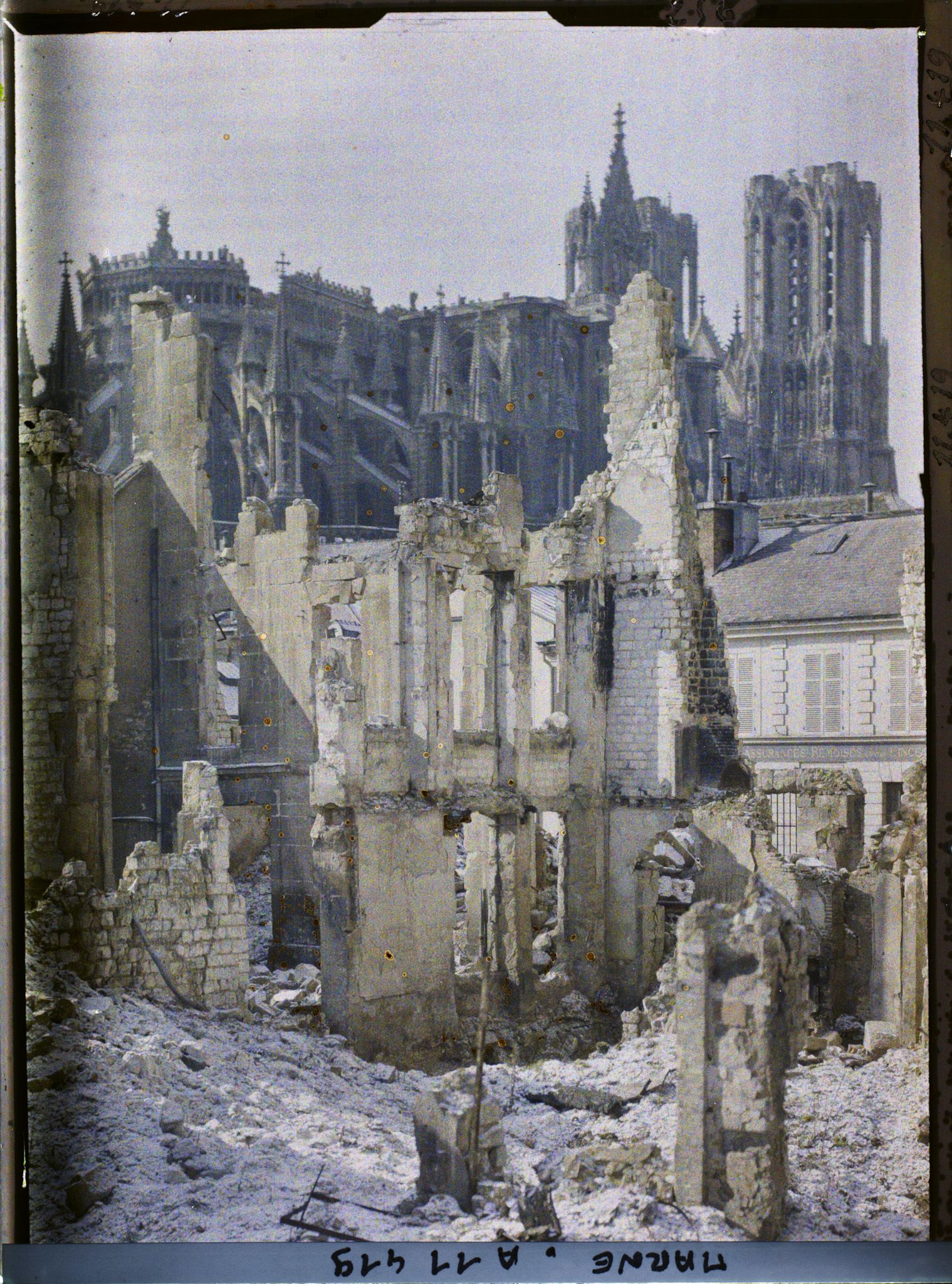 Image représentant Ruines dans le quartier de l'Université, au fond le chevet de la cathédrale