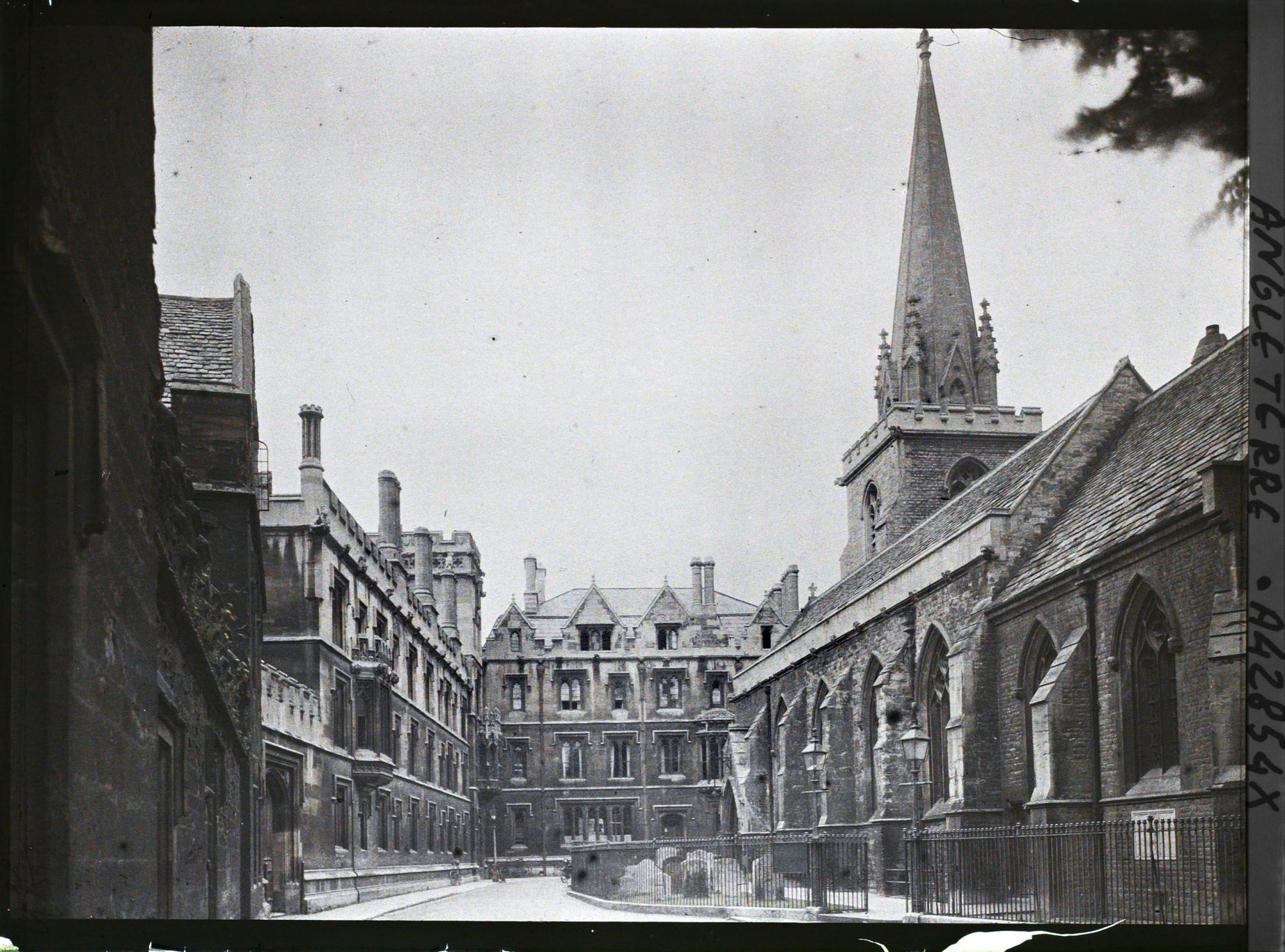 Image représentant L'église St Aldates. Au fond, Pembroke College