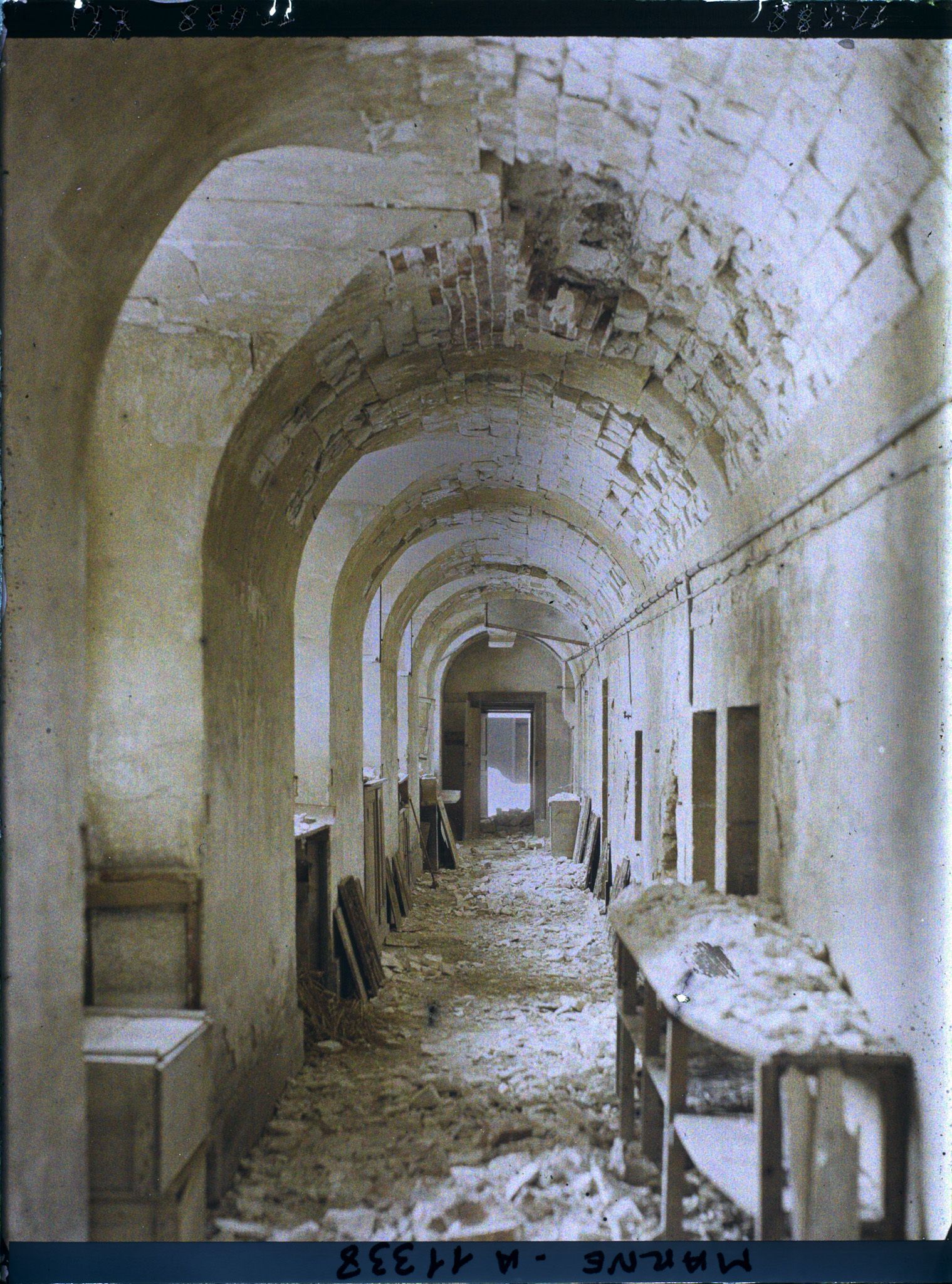 Image représentant Couloir en ruine de l'ancien archevêché, actuel palais de Tau