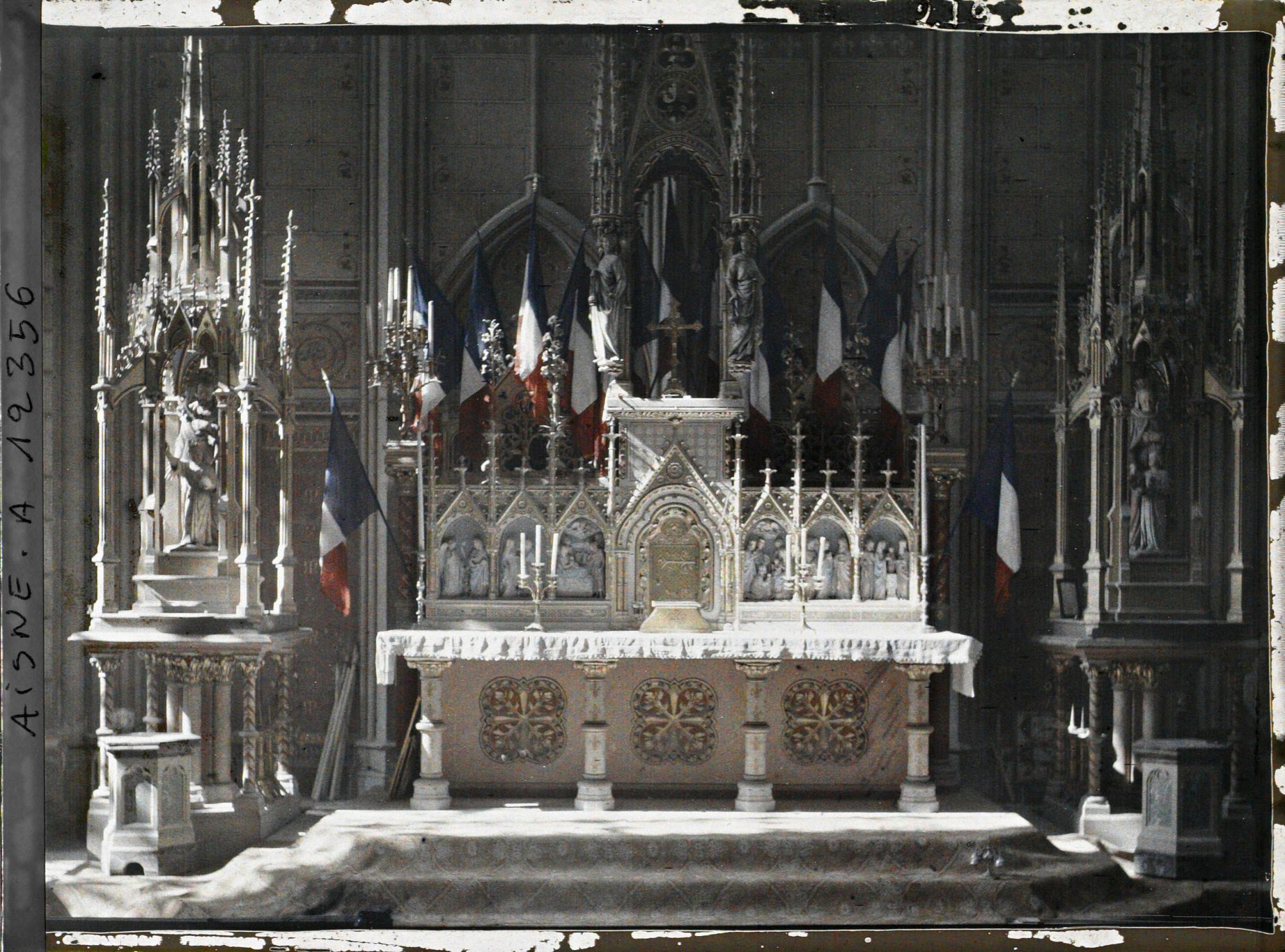 Image représentant Autel de la chapelle du rosaire décoré de drapeaux français