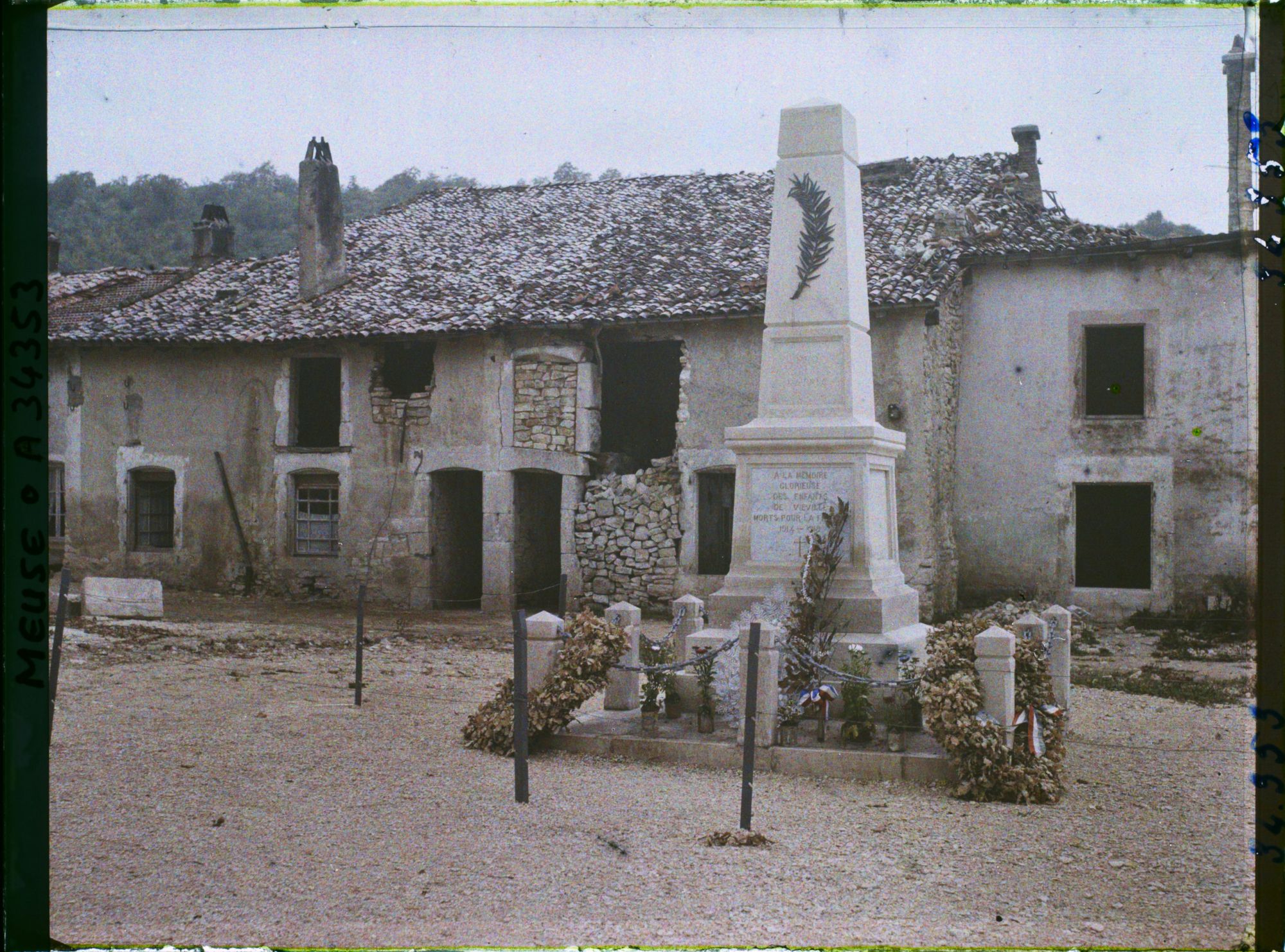 Image représentant France, Viéville, Monument aux morts du Village