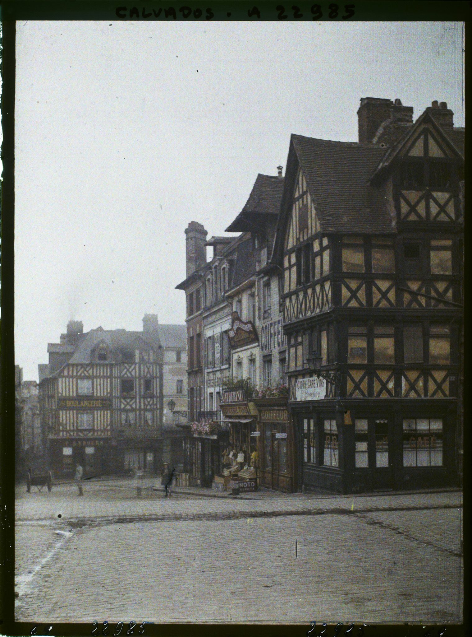 Image représentant La rue aux Fèvres depuis la place Victor Hugo