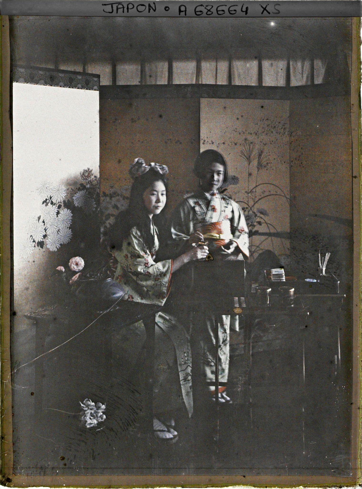 Image représentant Résidence de la famille Kitashirakawa : les deux jeunes princesses Kitashirakawa, Mineko et Sawako