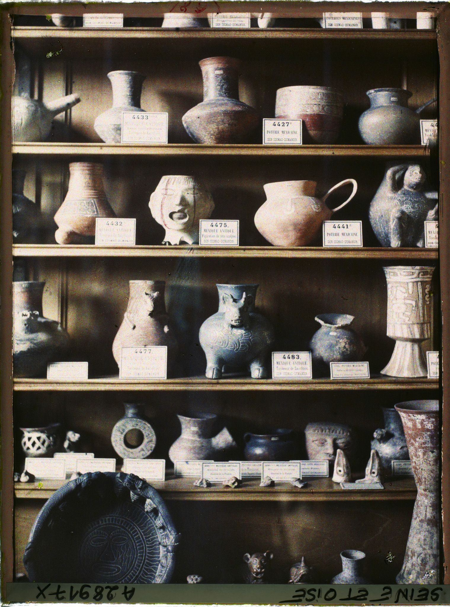 Image représentant Vitrine des collections de céramiques mexicaines précolombiennes du musée de Sèvres