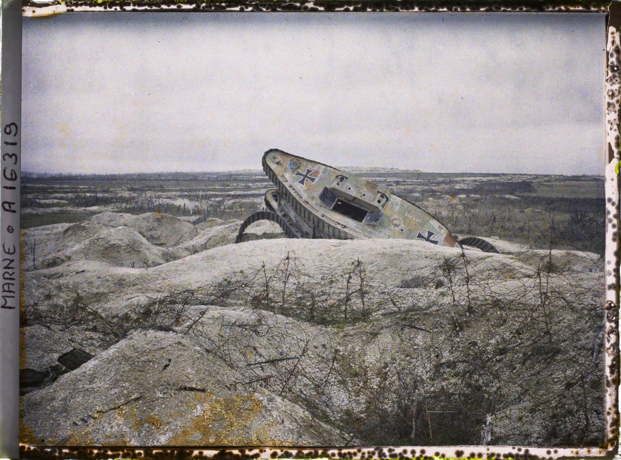 Image représentant France ,Tank Allemand dans les lignes Françaises