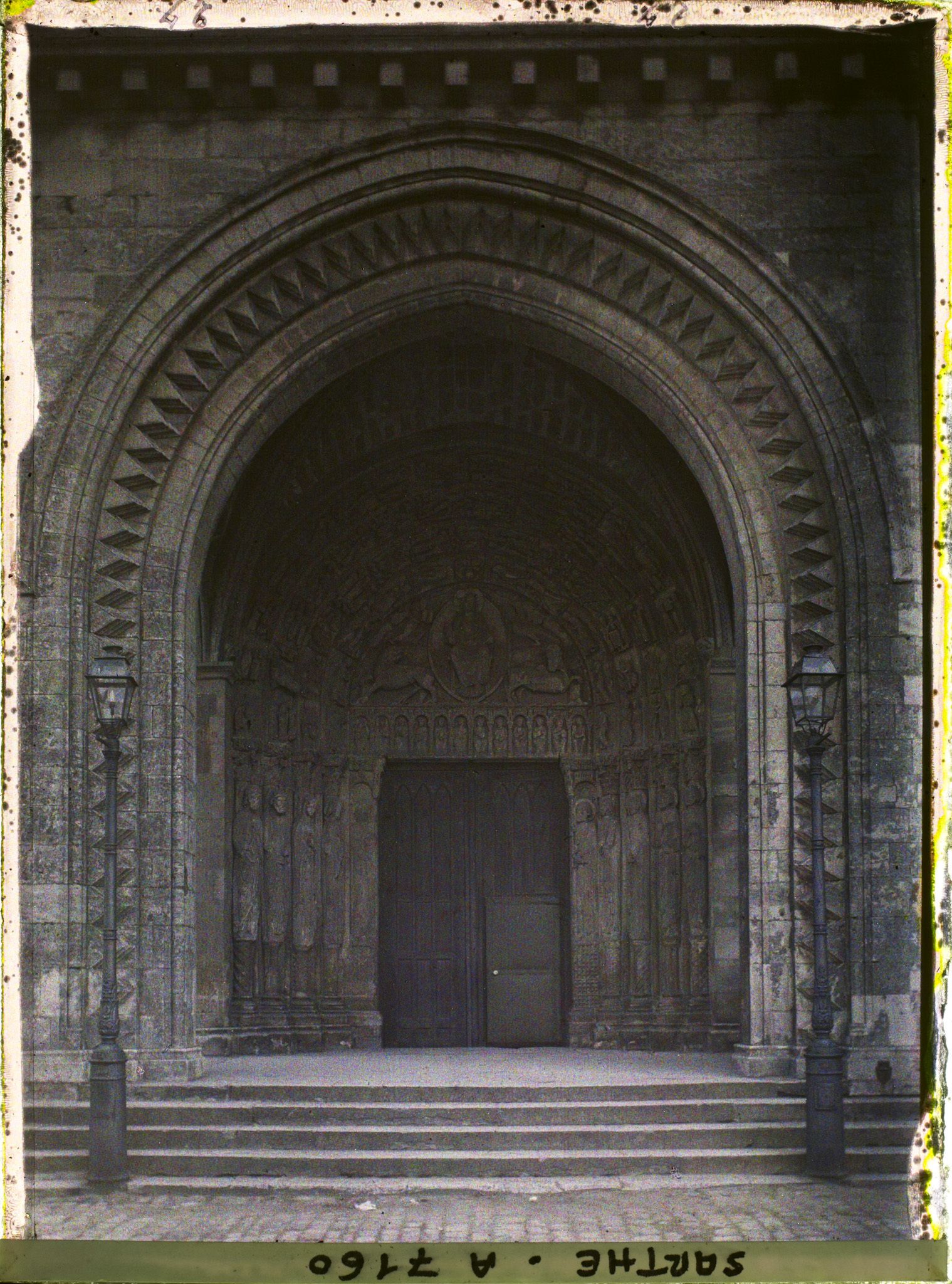 Image représentant Le portail dit du Cavalier, de la cathédrale Saint-Julien