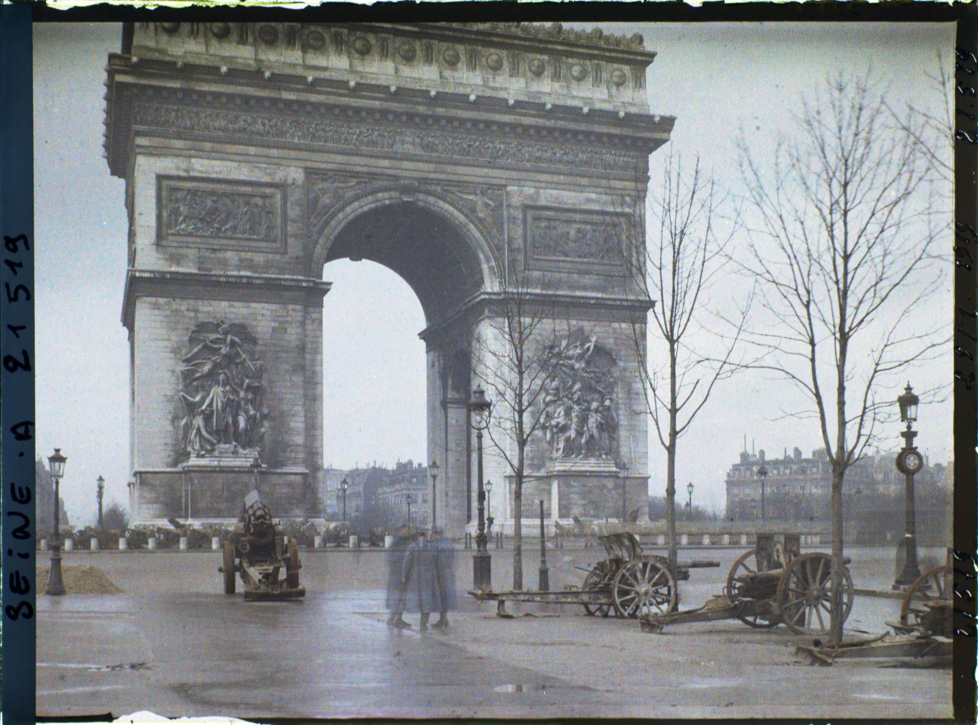 Image représentant Canons exposés au pied de l'Arc de Triomphe, place de l'Etoile