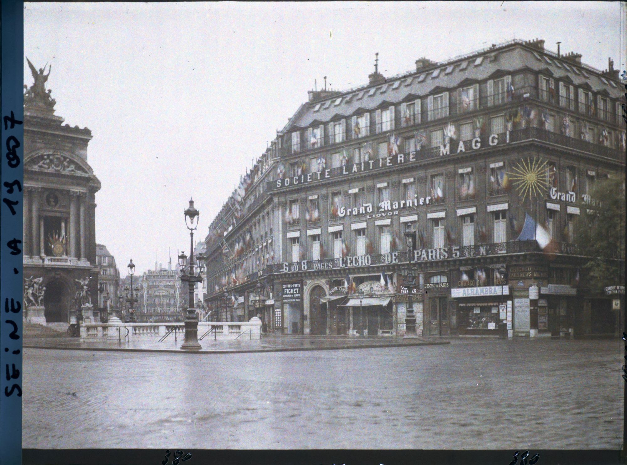 Image représentant Immeuble décoré de drapeaux au n°8 place de l'Opéra