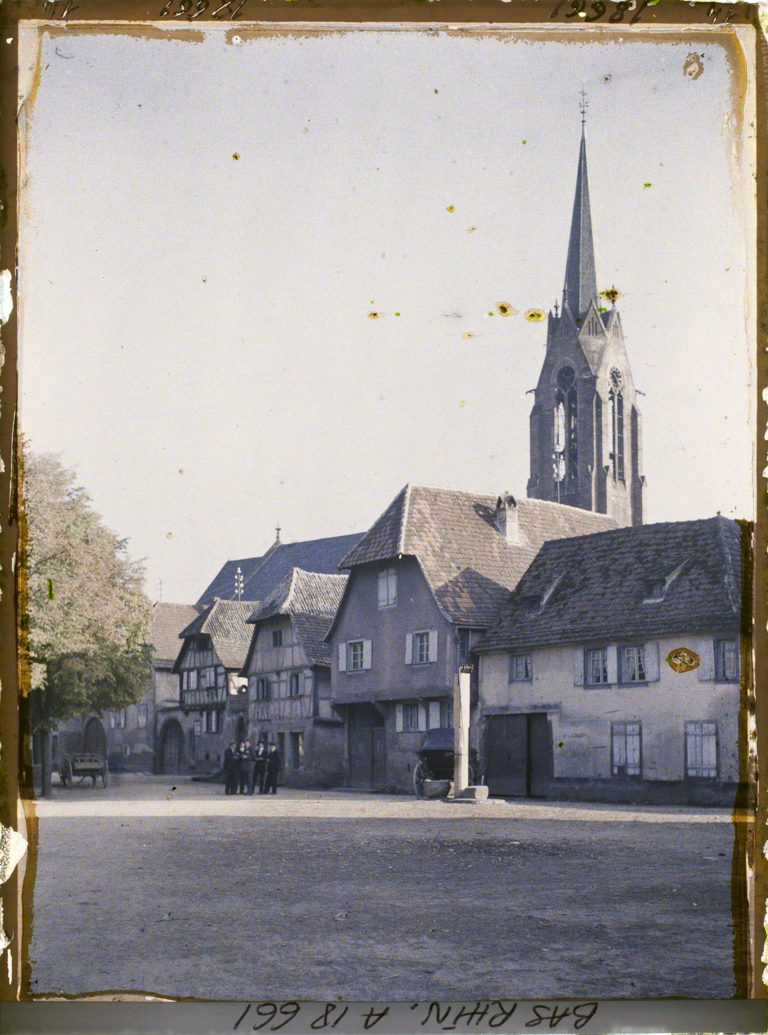 Image représentant France, Scherwiller, La Place Maréchal Foch et la Tour de l'Eglise (Grès rouge)