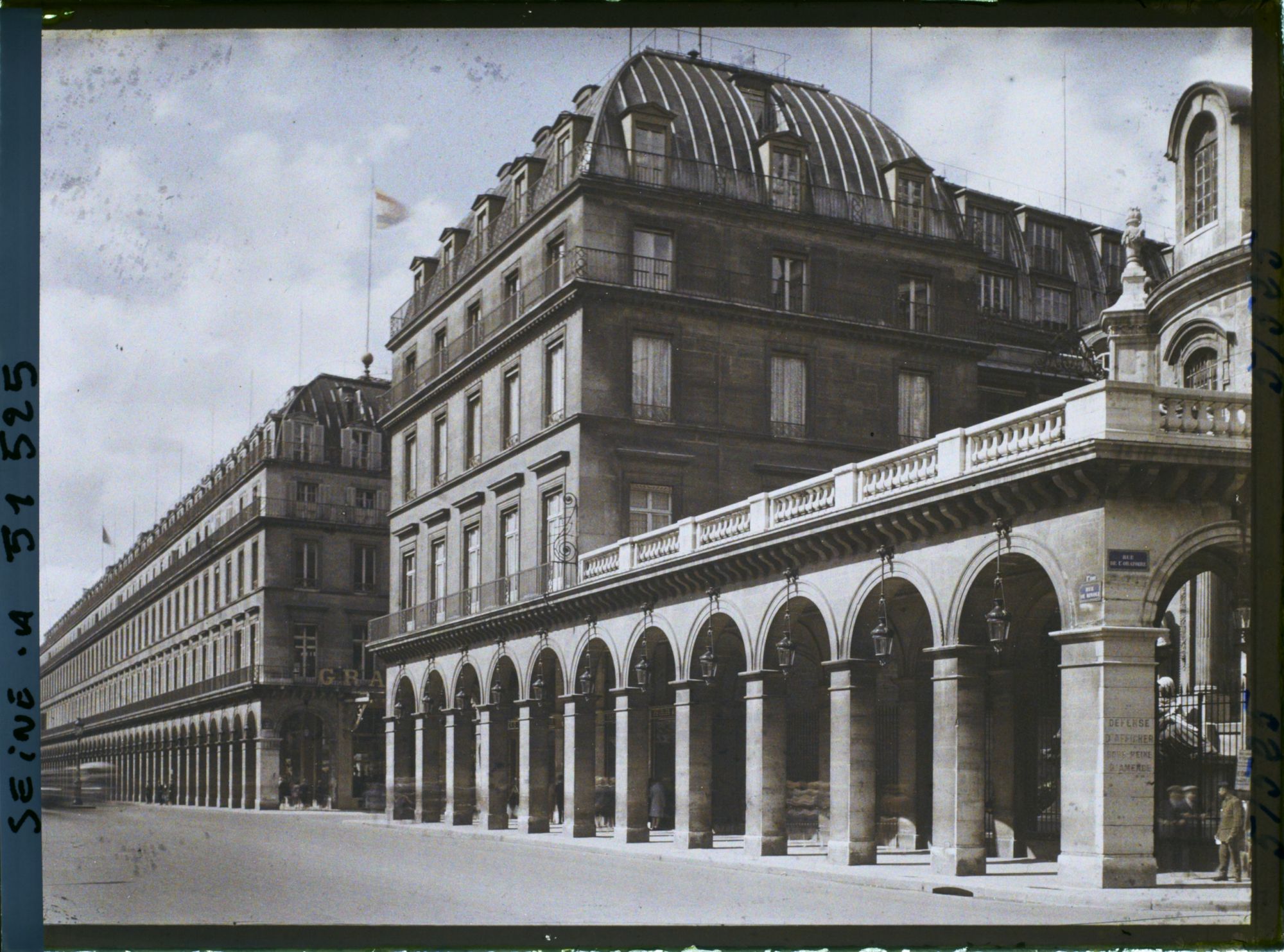 Image représentant Les arcades devant le temple de l'Oratoire, rue de Rivoli