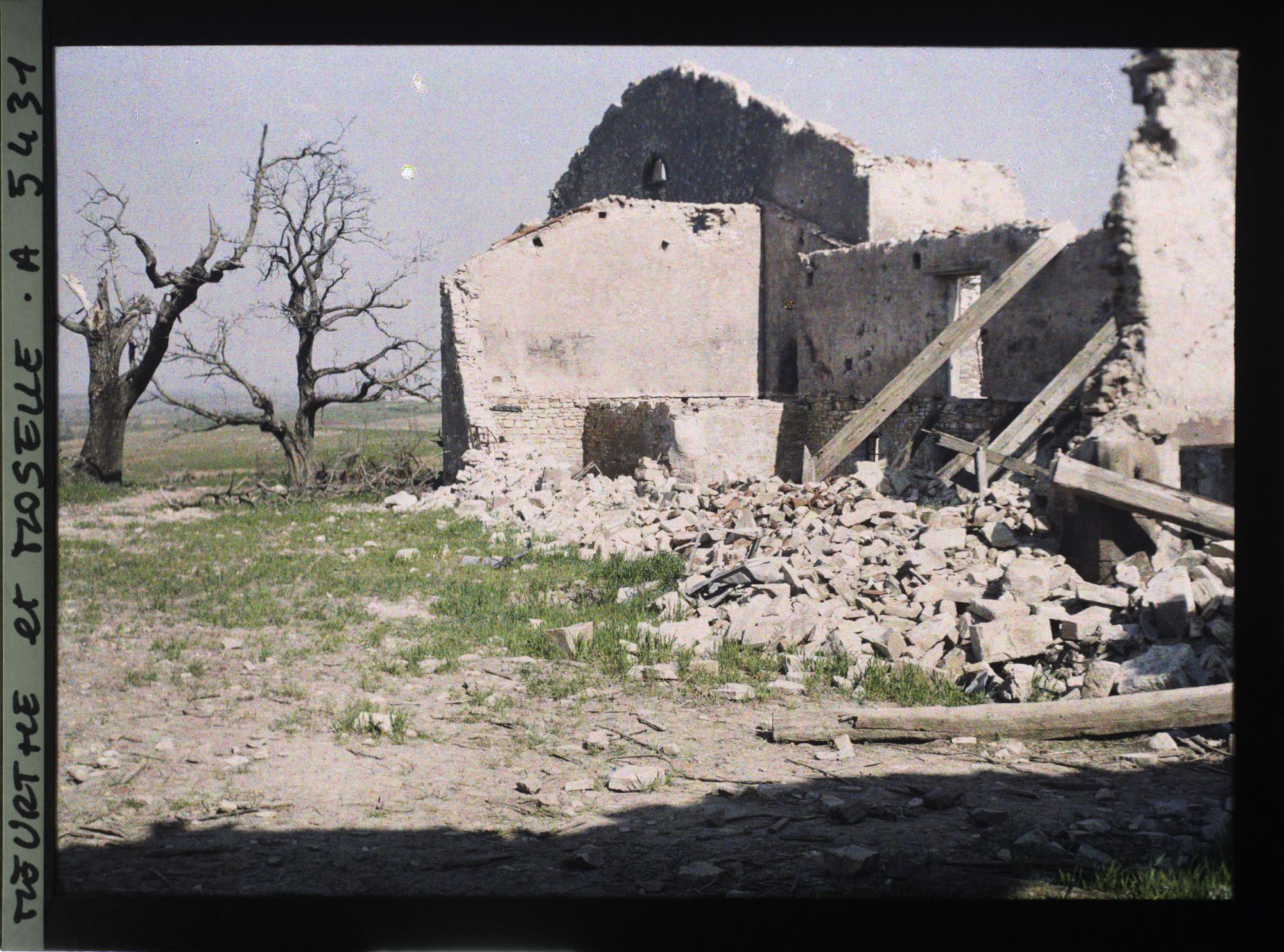 Image représentant France, Léomont, Ruines de la ferme