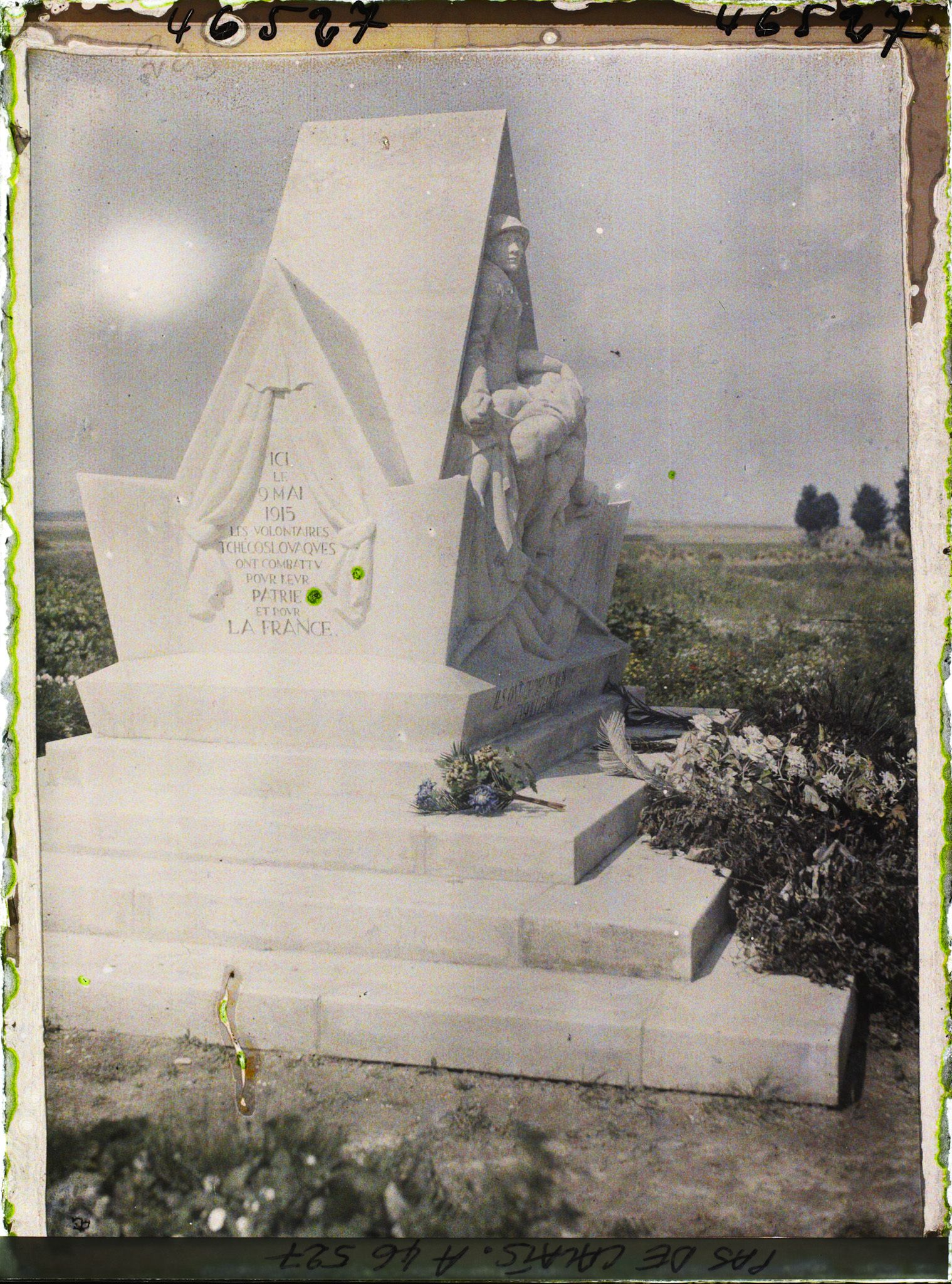 Image représentant France, Neuville-St-Vaast, Monumt Tchécoslovaque, Coté gauche