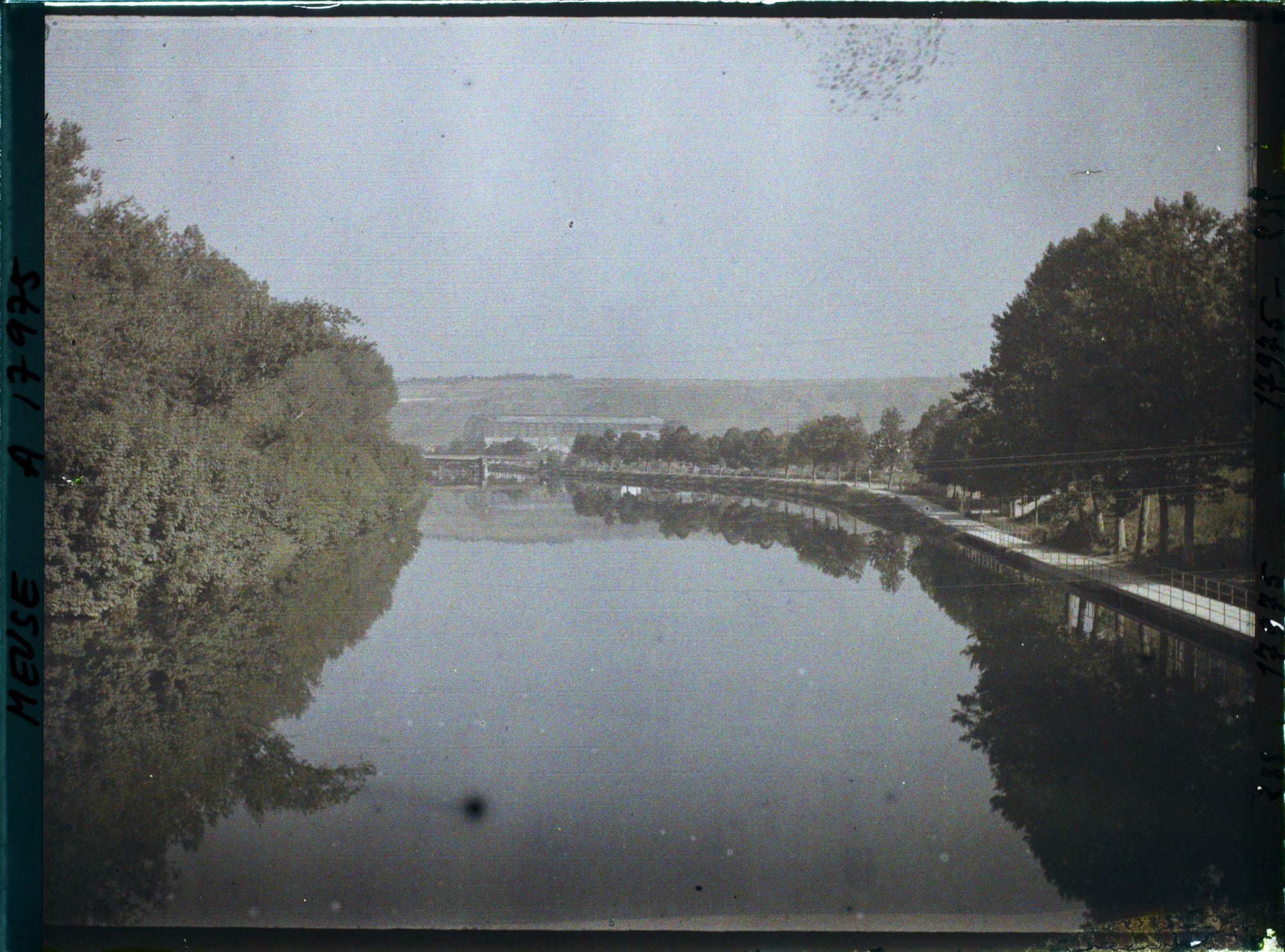 Image représentant France, Verdun, La Meuse vue du Pont Chaussée, au fond, le hangar de dirigeables