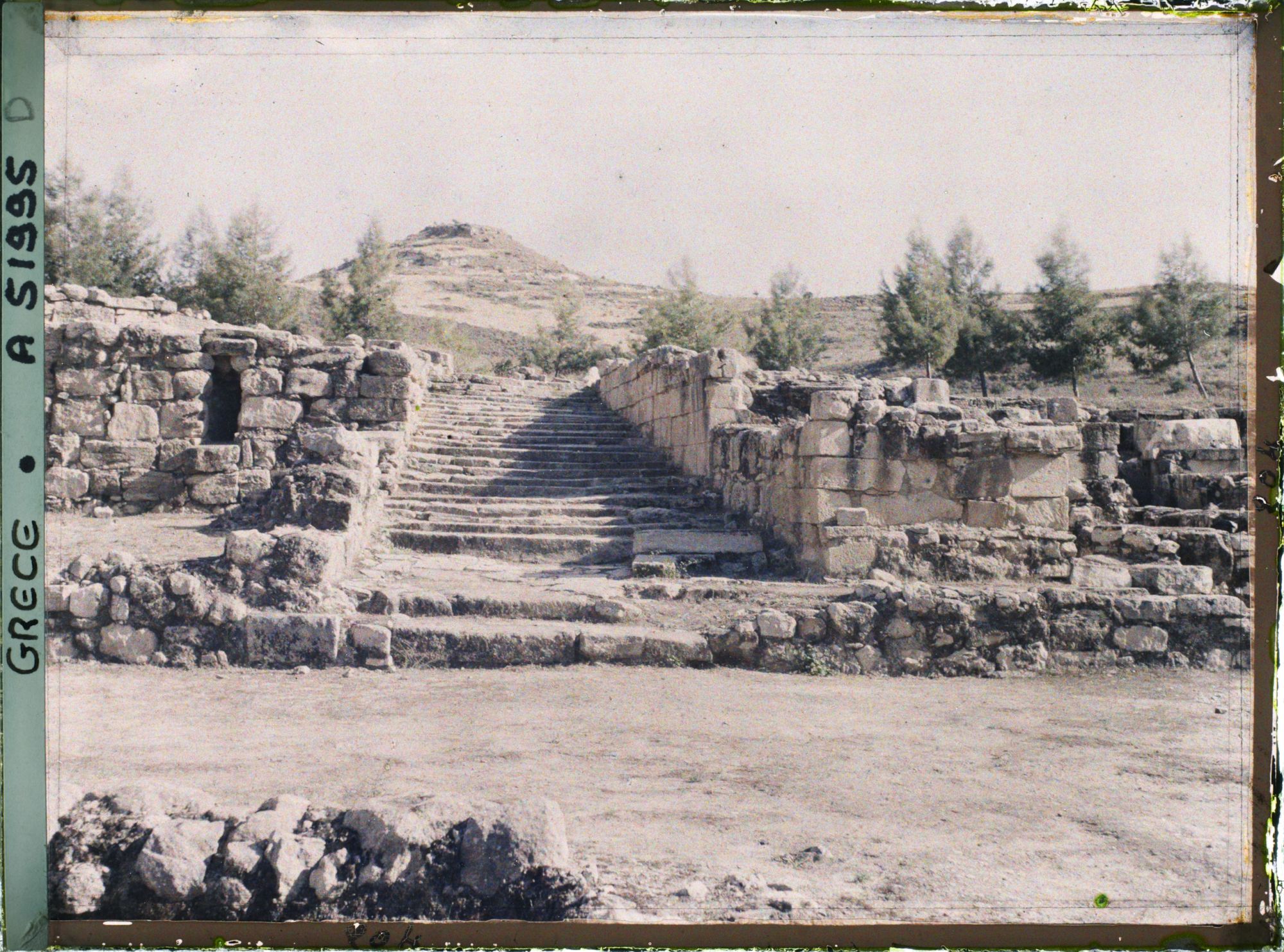 Image représentant Un escalier monumental conduisant à une esplanade dite "des chapelles"
