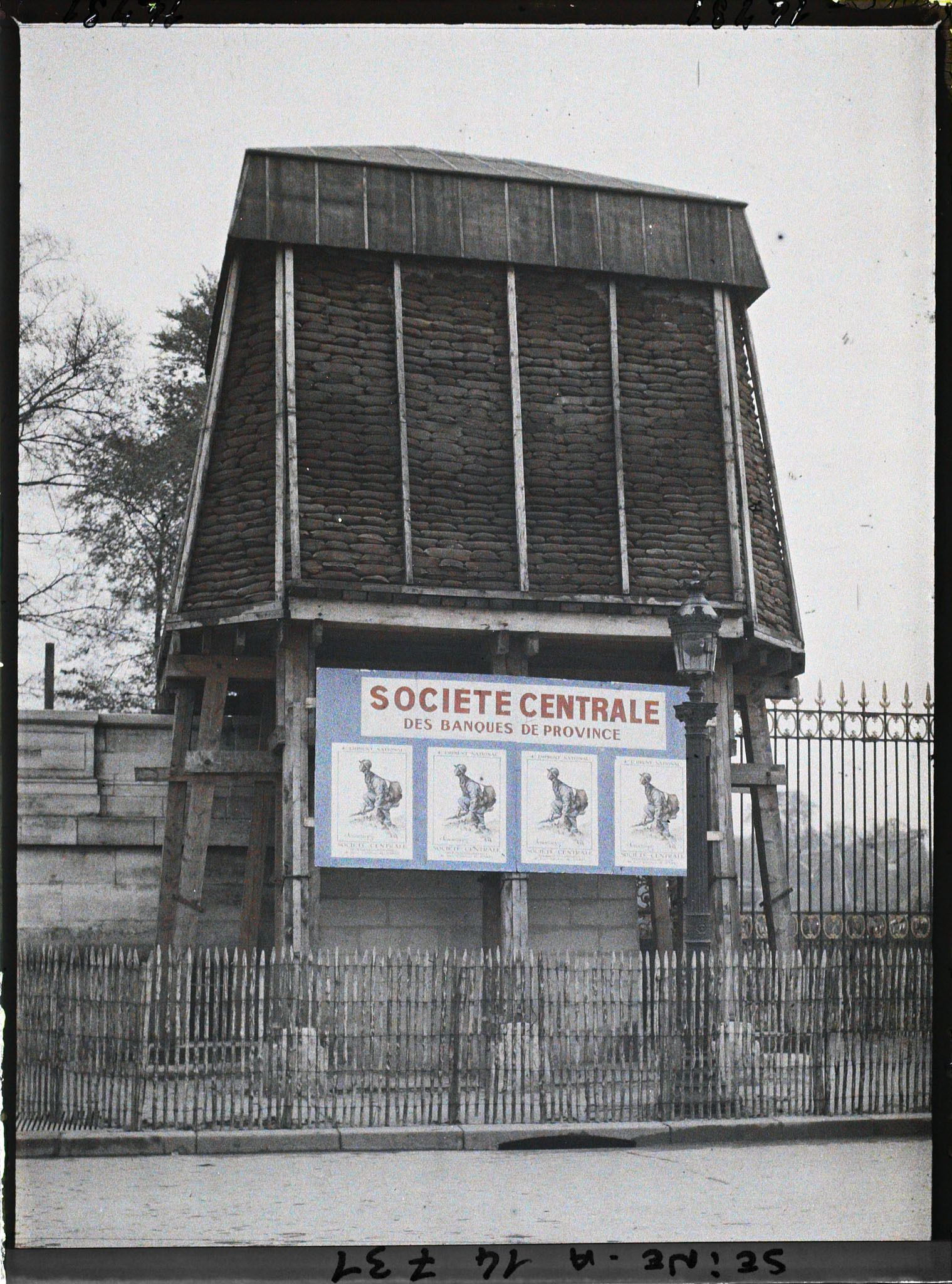 Image représentant Statue protégée contre les bombardements à l'entrée du jardin des Tuileries, panneau de l'emprunt
