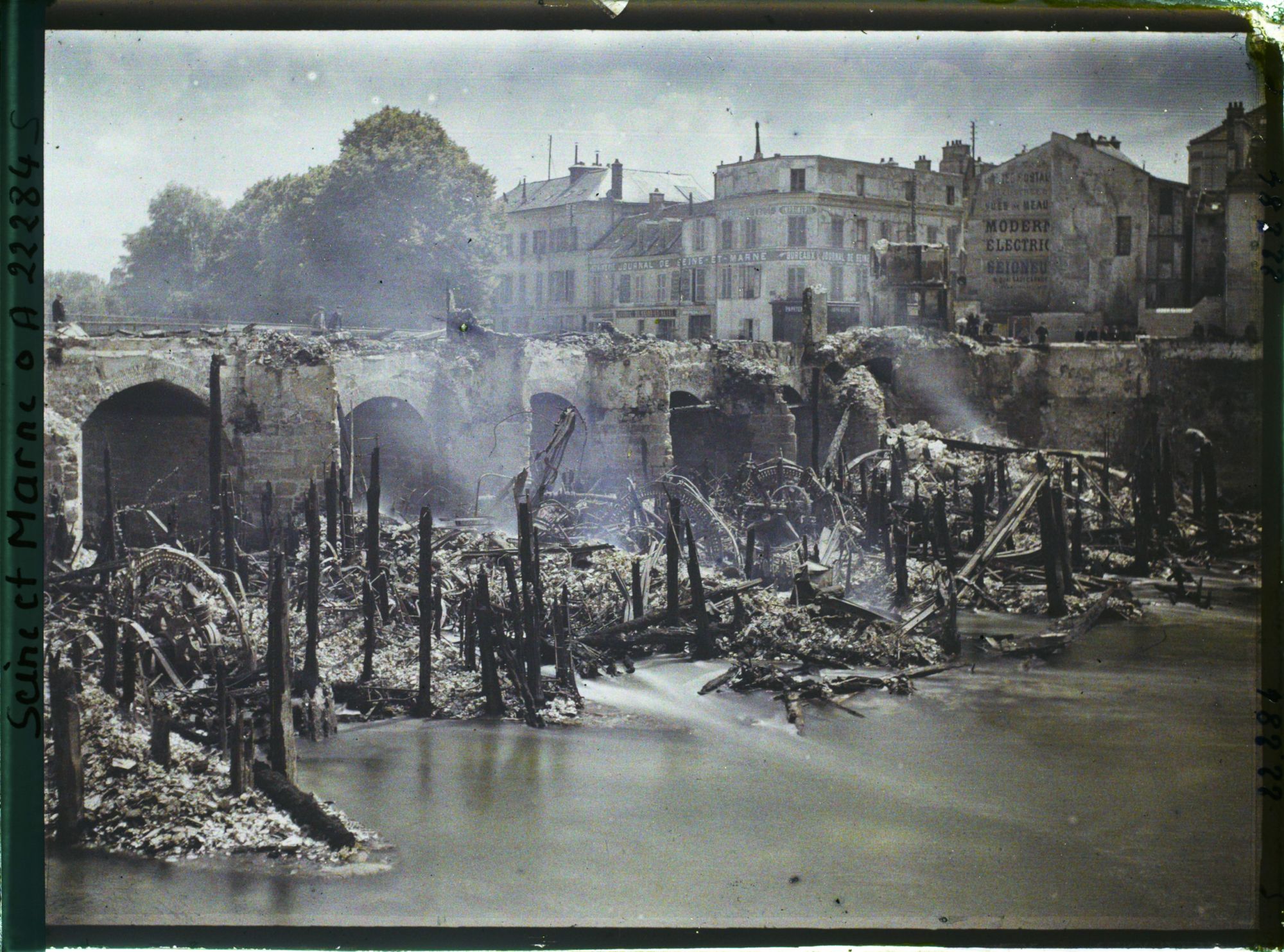 Image représentant Une partie des moulins, vue de la rive droite
