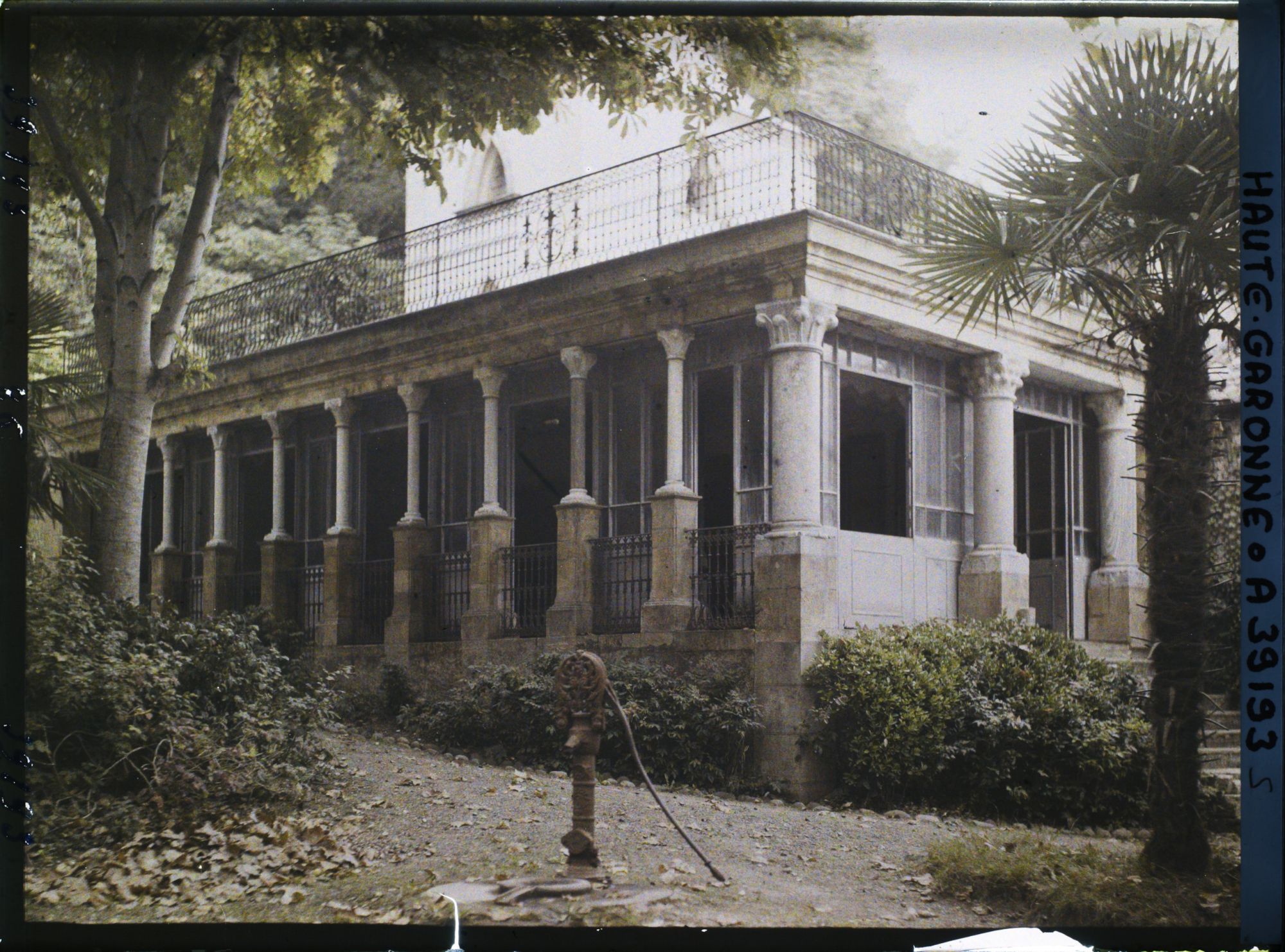 Image représentant France, St Martory, Cloître de Bonnefont La colonnade vue des jardins