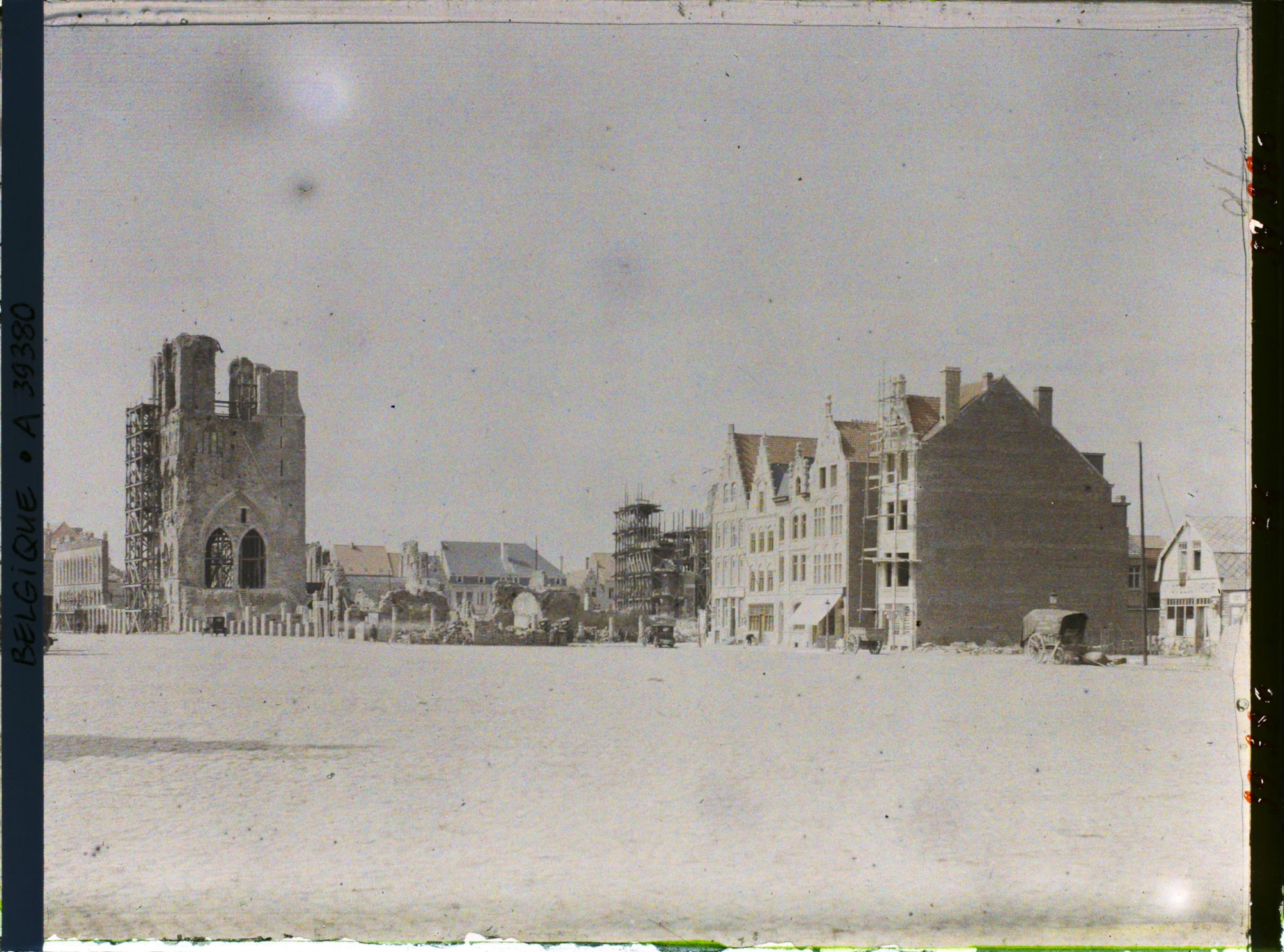 Image représentant Belgique, Ypres, Aspect de la Place du Marché et les Halles