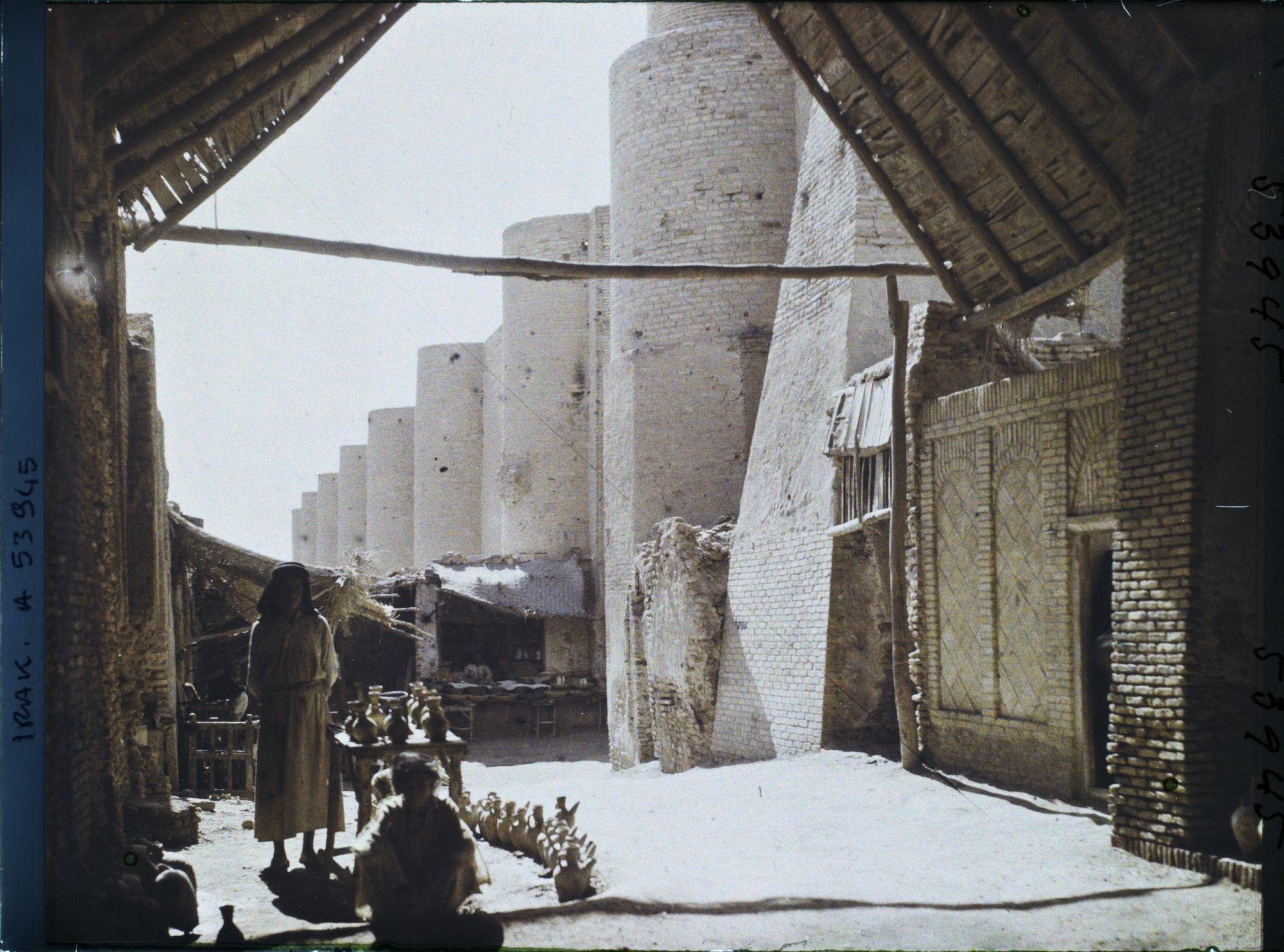 Image représentant Mur extérieur de la mosquée fortifiée d'Ali, échoppes