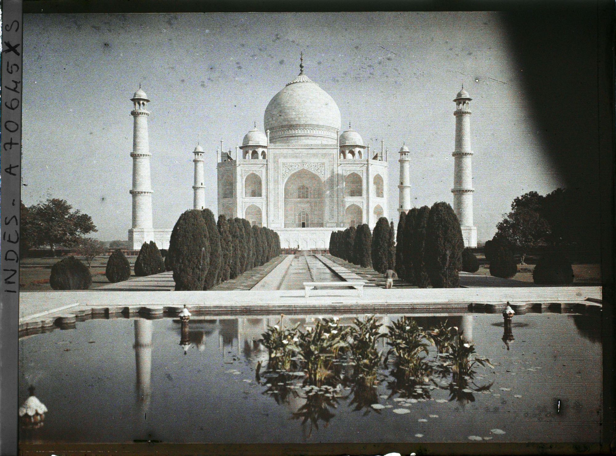 Image représentant Le bassin central, le grand canal axial et le mausolée du Taj Mahal