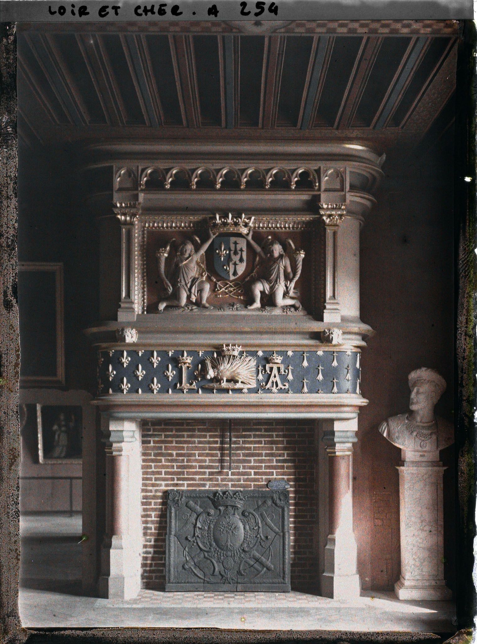 Image représentant Une des cheminées du salon d'honneur de l'aile Louis XII du château