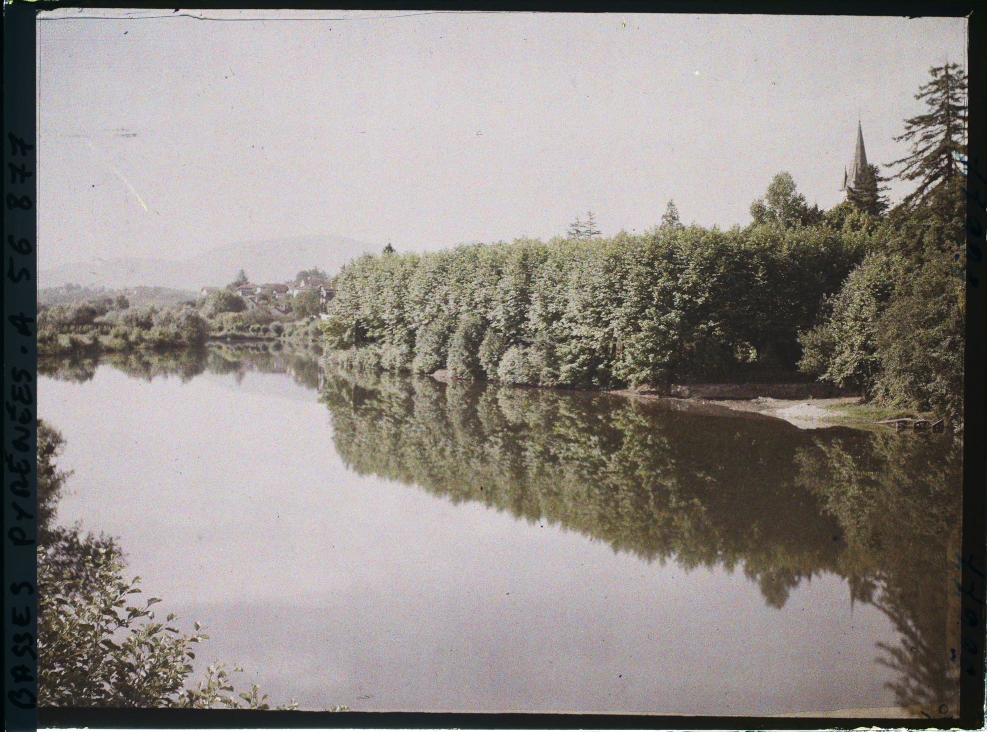 Image représentant France, Ustaritz, Vues d'ensemble prises des bords de la Nive clocher de l'Eglise à dr., au fond les Pyrénées