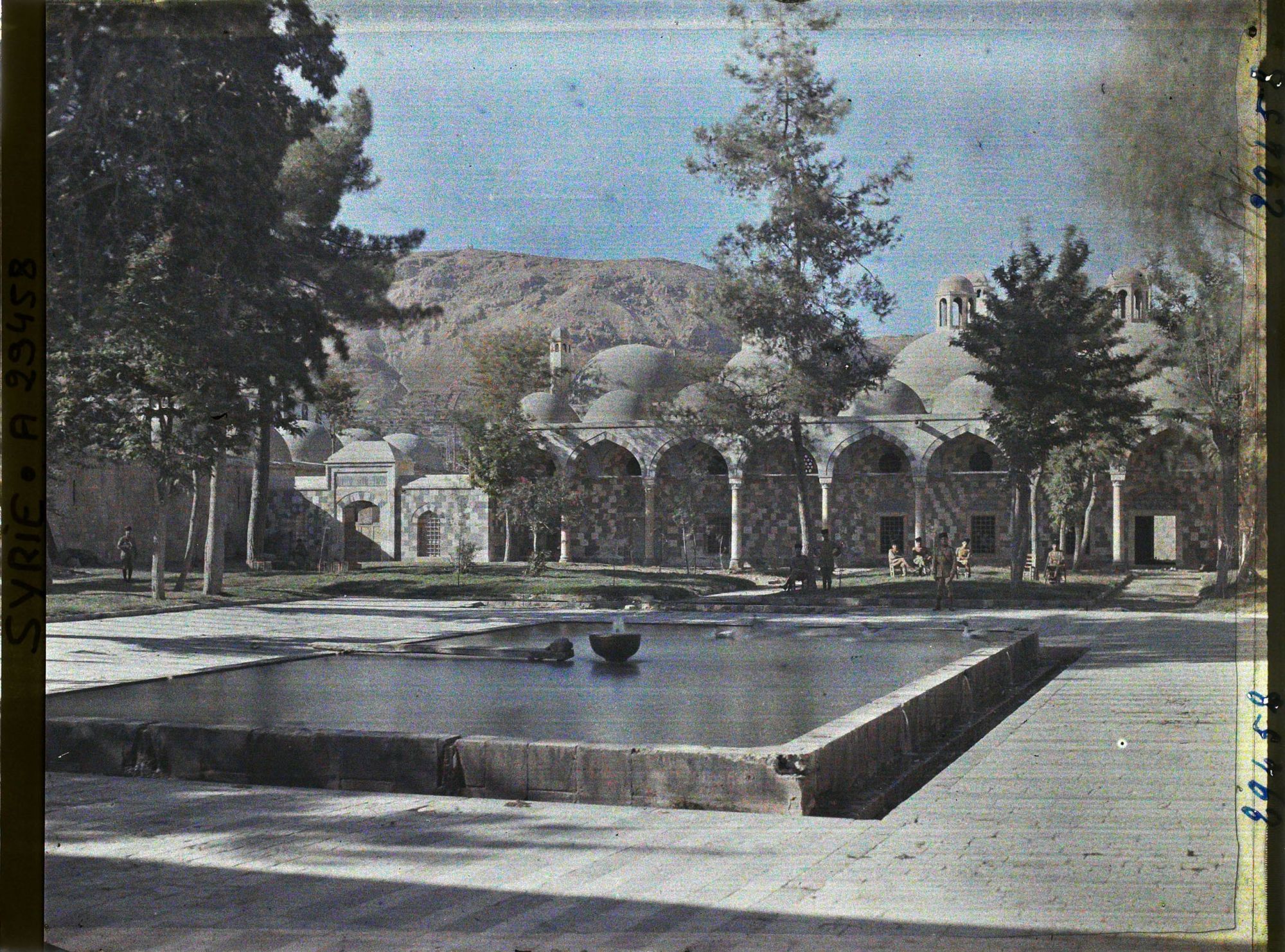 Image représentant La cour et les bâtiments annexes de la Tekkiye Suleymaniye