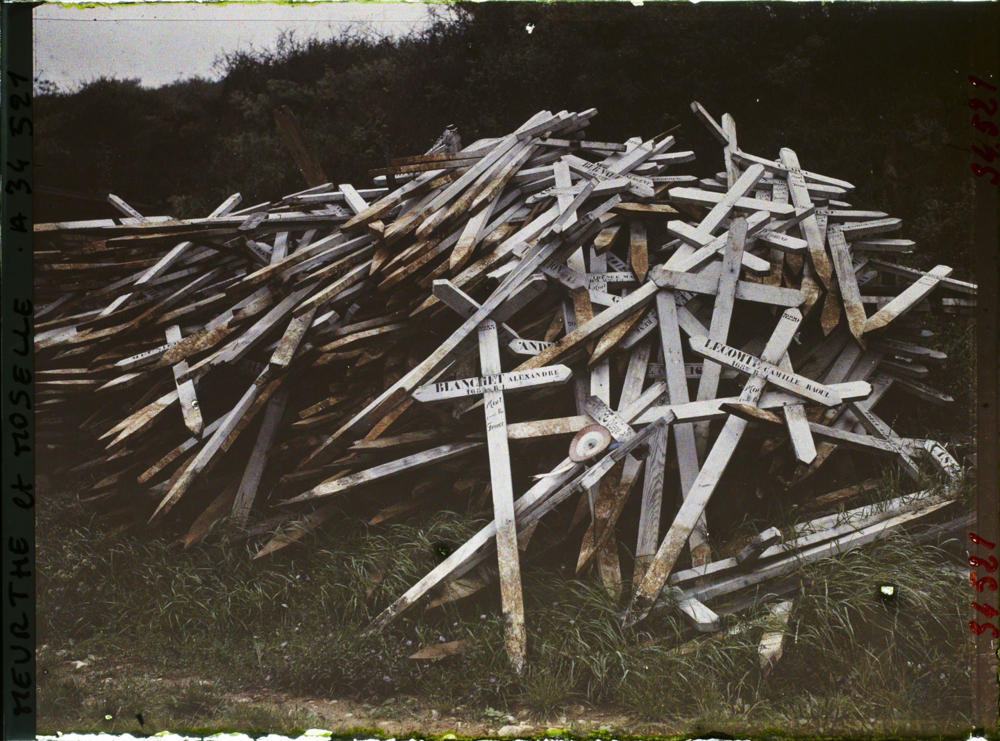 Image représentant France, Bois Le Prêtre, Grand tas formé des Croix des tombes des exhumés du Pétant