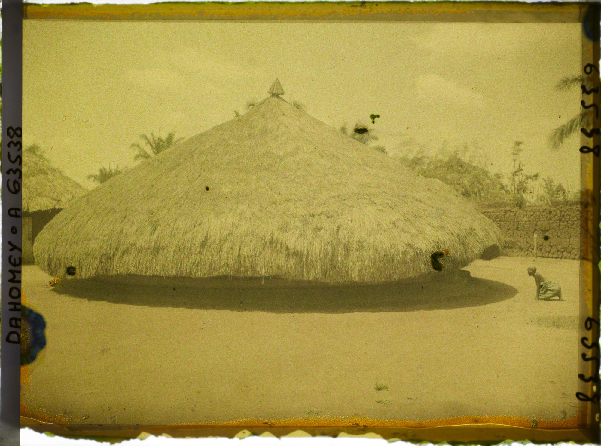 Image représentant Femme agenouillée devant le tombeau de  null Glélé