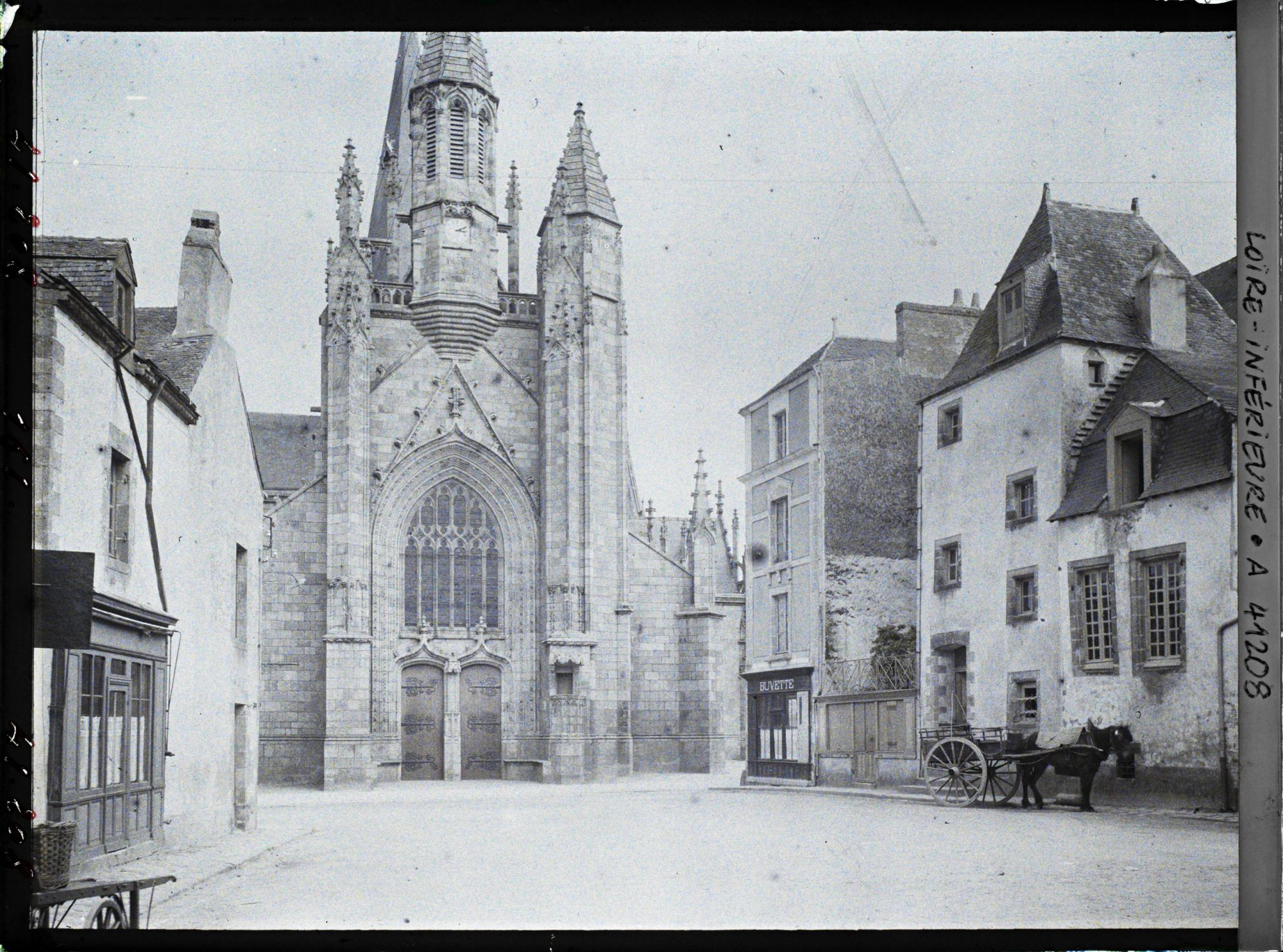 Image représentant La façade principale de la collégiale Saint-Aubin