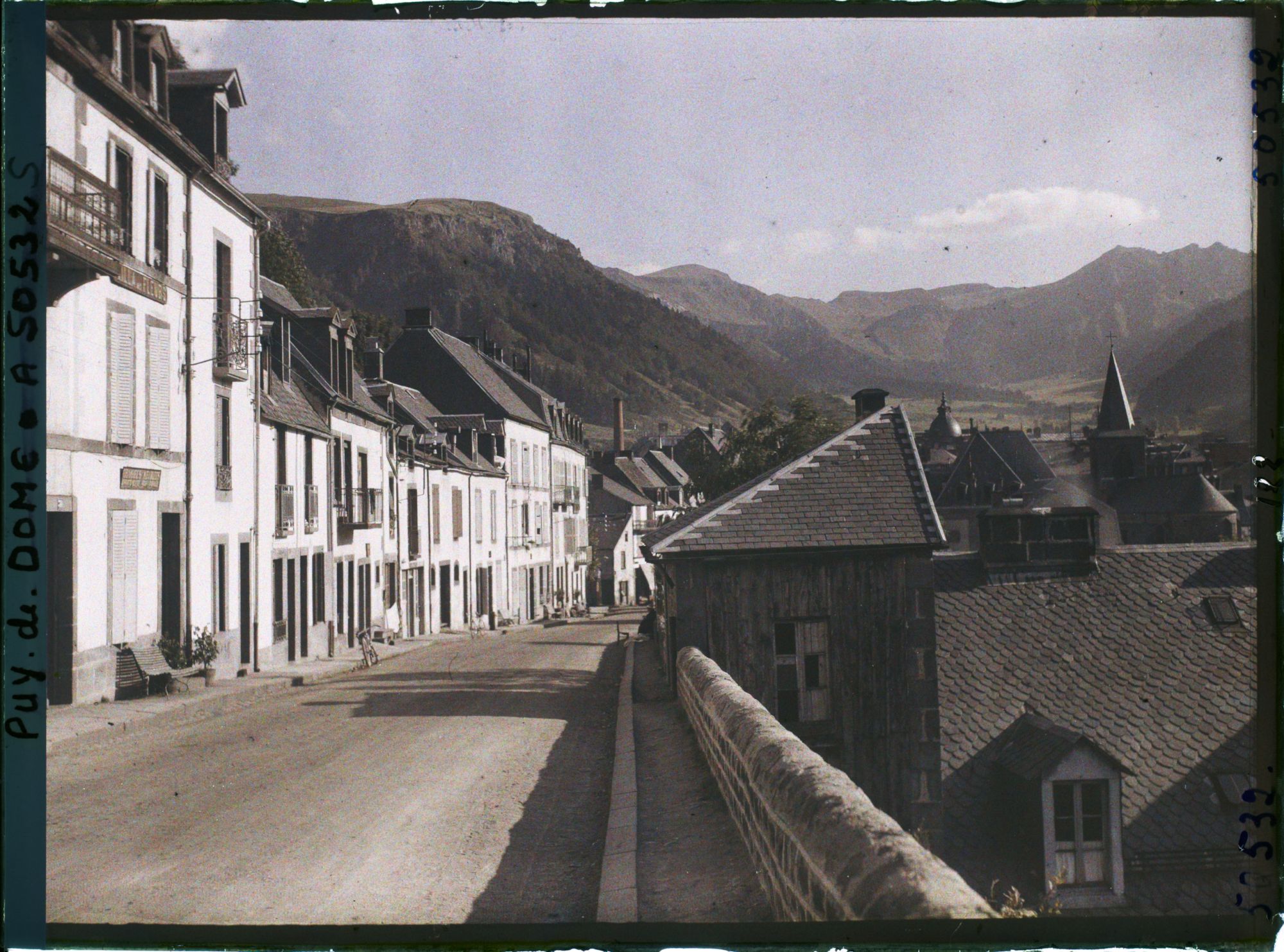 Image représentant France, Mont Dore, La route de Clermont et le Mont Dore