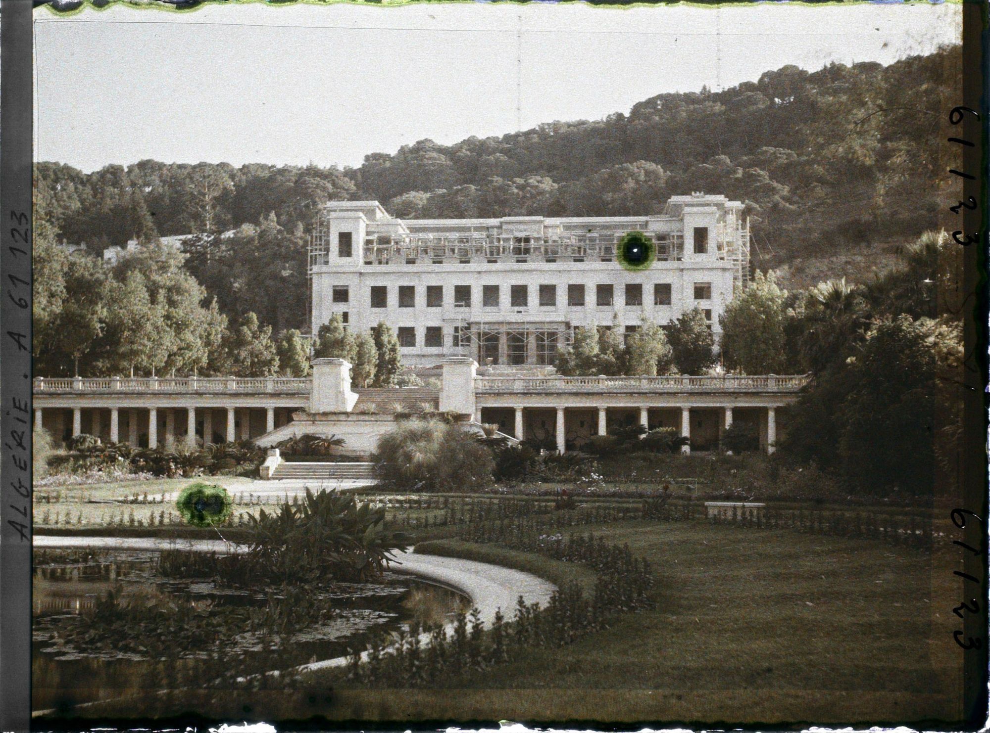 Image représentant Le jardin Français et le palais des Beaux-Arts en construction