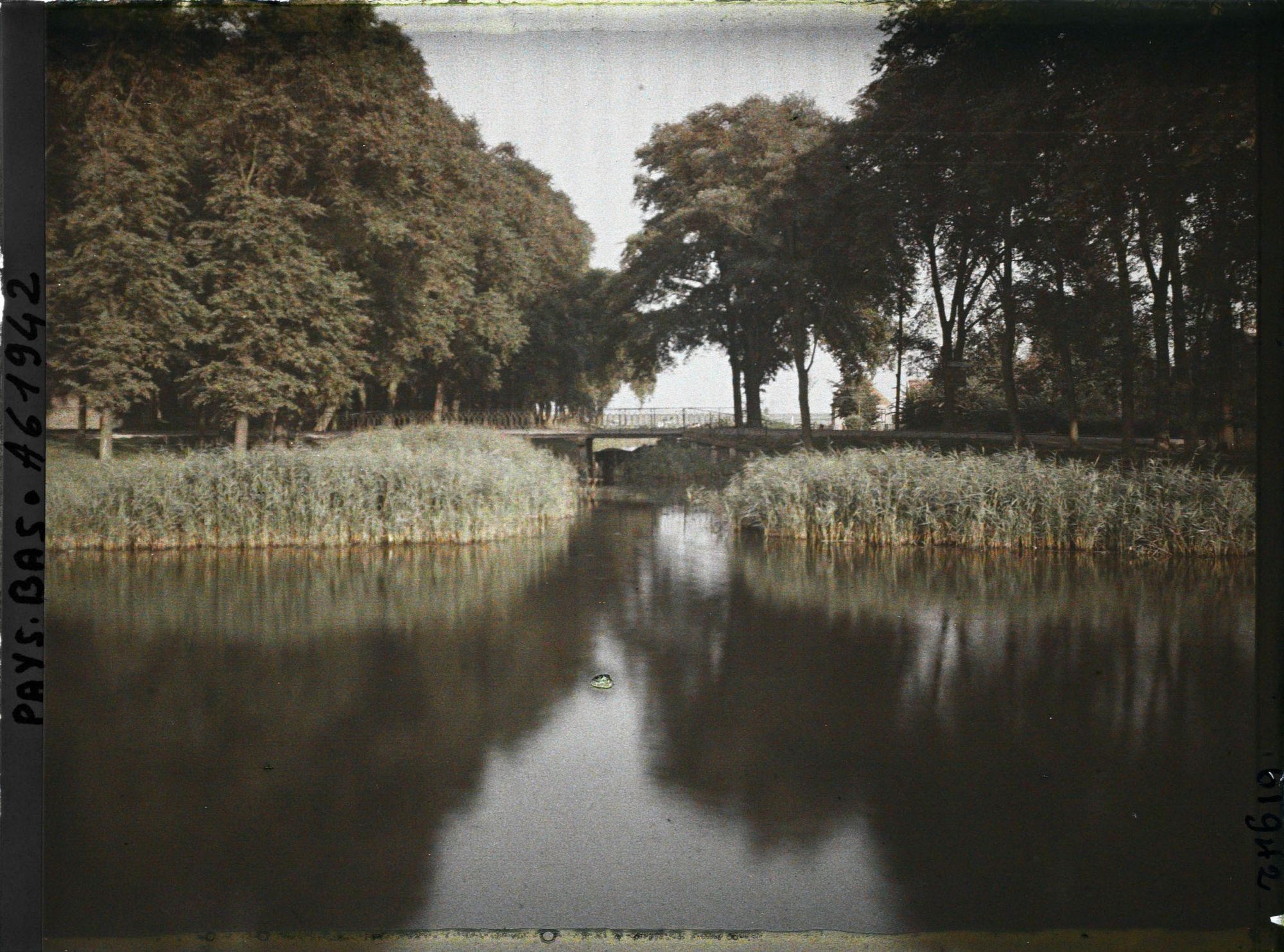Image représentant pont traversant l'étang situé près de l'église