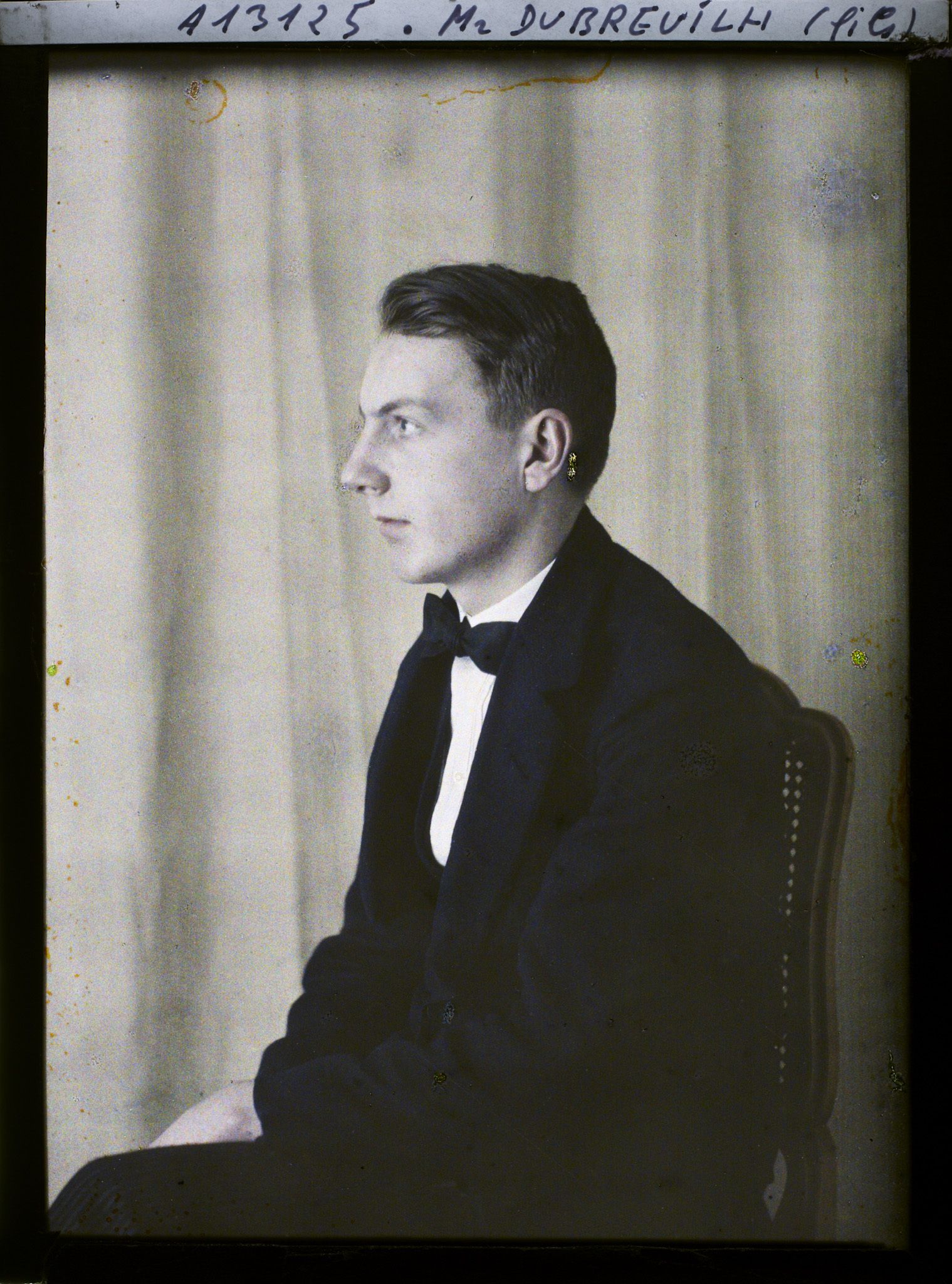 Image représentant https://musee-albert-kahn.s-museum.fr/home/NWQ2OTAwYzNmYjZlZTk1ZWQwODJmMjY4L2dlbmVyaWMtbm90aWNlLXRhYi9waHlzaWNhbE11c2V1bUl0ZW0vNjE3YTdhNDdjZjhiODk2OGIzMzhhYjA2/5d6900c3fb6ee95ed082f268/generic-notice-tab/physicalMuseumItem/617a7a44cf8b8968b3381ef6 Monsieur Dubreuilh fils