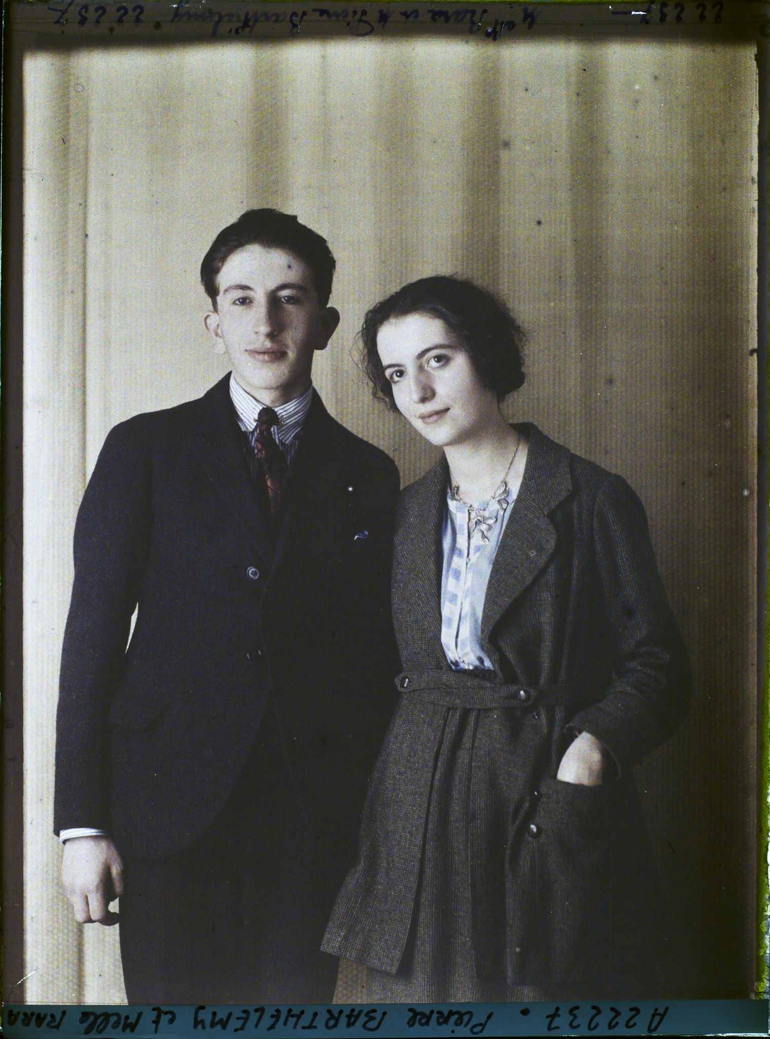 Image représentant Monsieur  https://musee-albert-kahn.s-museum.fr/home/NWQ2OTAwYzNmYjZlZTk1ZWQwODJmMjY4L2dlbmVyaWMtbm90aWNlLXRhYi9hdXRob3JpdHkvNjE3YTc5ZjVjZjhiODk2OGIzMzM3ZDIx/5d6900c3fb6ee95ed082f268/generic-notice-tab/authority/617a79ebcf8b8968b33367f4 Pierre Barthélemy et  https://musee-albert-kahn.s-museum.fr/home/NWQ2OTAwYzNmYjZlZTk1ZWQwODJmMjY4L2dlbmVyaWMtbm90aWNlLXRhYi9hdXRob3JpdHkvNjE3YTc5ZjVjZjhiODk2OGIzMzM3ZDIx/5d6900c3fb6ee95ed082f268/generic-notice-tab/authority/617a79ebcf8b8968b3337b76 Mademoiselle Rara