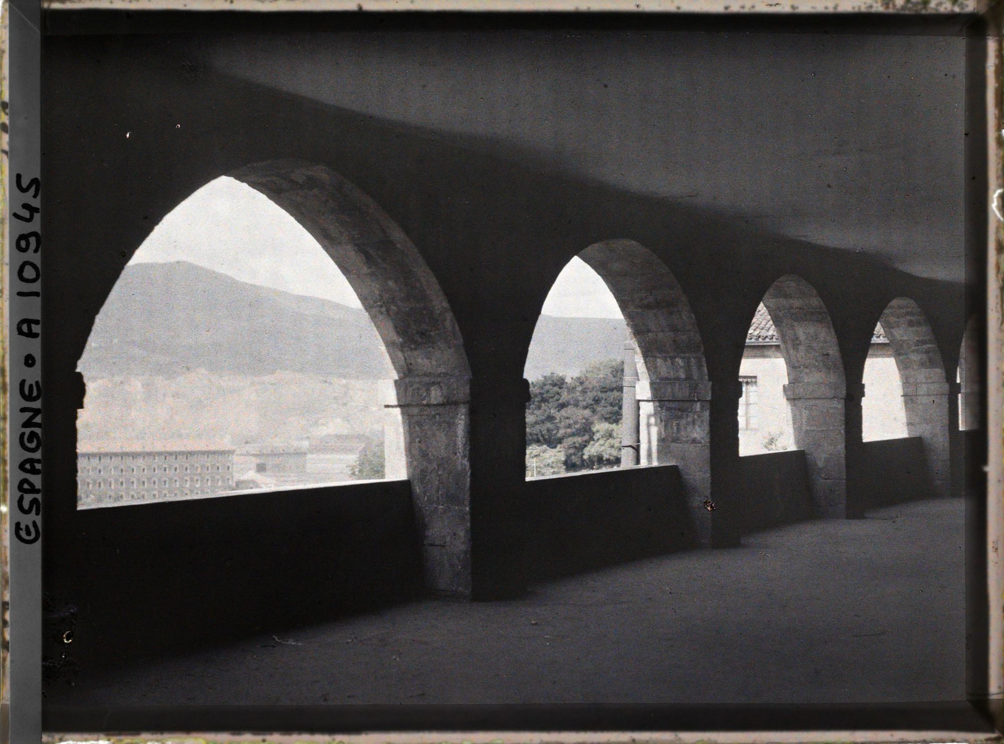 Image représentant Espagne, Bilbao, Vue prise de Begoña Vers le Sud Ouest. (plusieurs arcades)