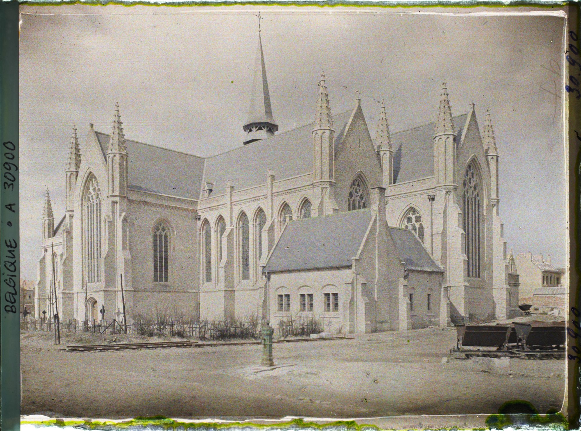 Image représentant Belgique, Nieuport, L'Eglise, l'Abside et le transept Sud
