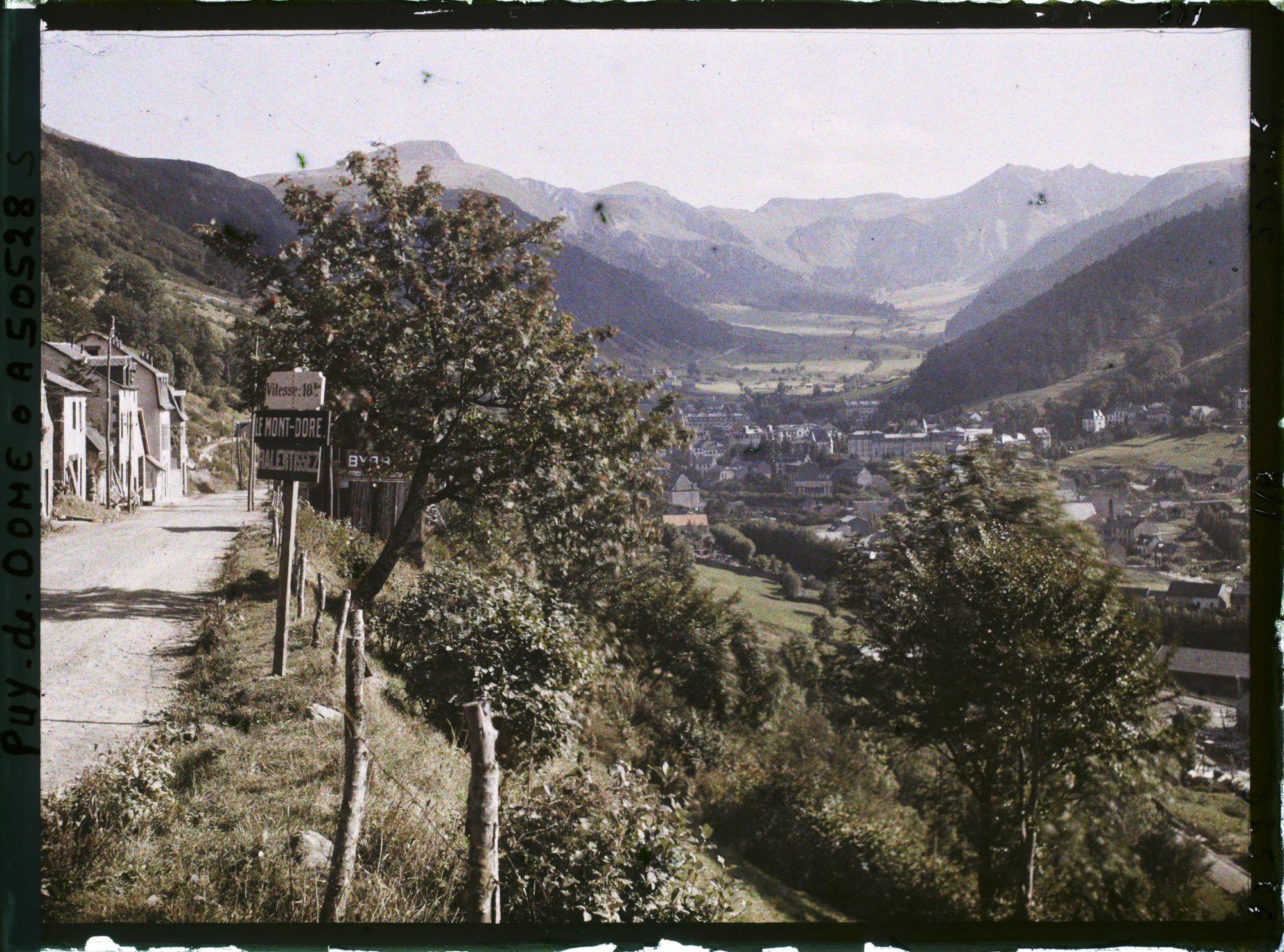 Image représentant France, Mont Dore, La route de Clermont et le Mont Dore