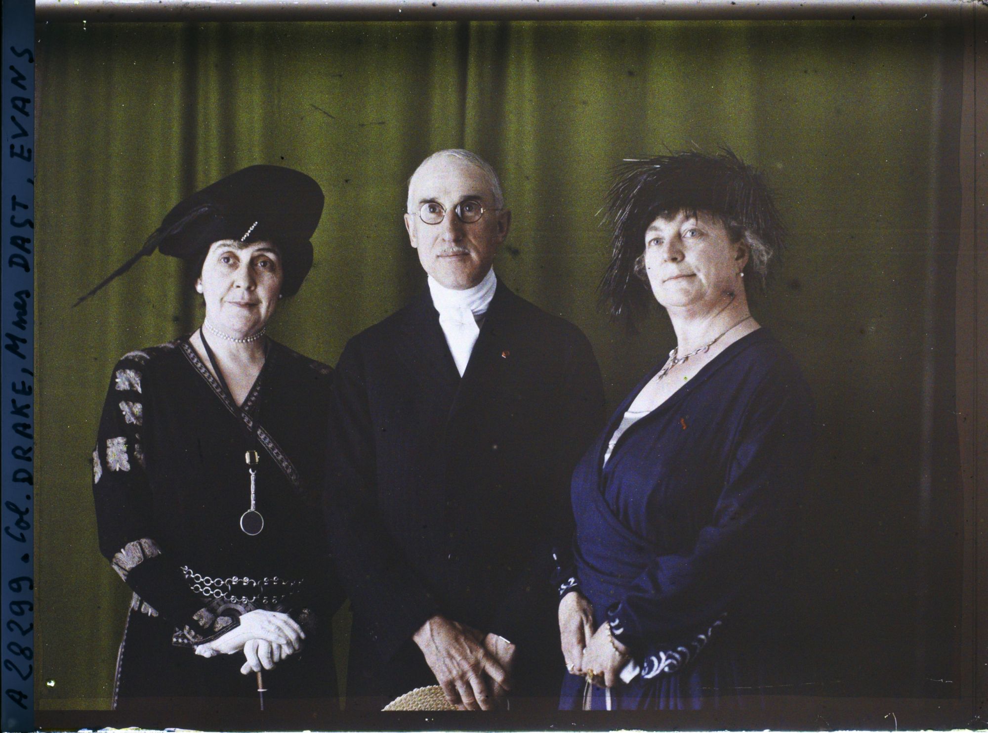 Image représentant Le  https://musee-albert-kahn.s-museum.fr/home/NWQ2OTAwYzNmYjZlZTk1ZWQwODJmMjY4L2dlbmVyaWMtbm90aWNlLXRhYi9hdXRob3JpdHkvNjE3YTc5ZjVjZjhiODk2OGIzMzM3ZDIx/5d6900c3fb6ee95ed082f268/generic-notice-tab/authority/617a79ebcf8b8968b3336bd3 colonel Drake en compagnie de mesdames  https://musee-albert-kahn.s-museum.fr/home/NWQ2OTAwYzNmYjZlZTk1ZWQwODJmMjY4L2dlbmVyaWMtbm90aWNlLXRhYi9hdXRob3JpdHkvNjE3YTc5ZjVjZjhiODk2OGIzMzM3ZDIx/5d6900c3fb6ee95ed082f268/generic-notice-tab/authority/617a79ebcf8b8968b3336ca6 Evans et  https://musee-albert-kahn.s-museum.fr/home/NWQ2OTAwYzNmYjZlZTk1ZWQwODJmMjY4L2dlbmVyaWMtbm90aWNlLXRhYi9hdXRob3JpdHkvNjE3YTc5ZjVjZjhiODk2OGIzMzM3ZDIx/5d6900c3fb6ee95ed082f268/generic-notice-tab/authority/617a79ebcf8b8968b3336b31 Dast