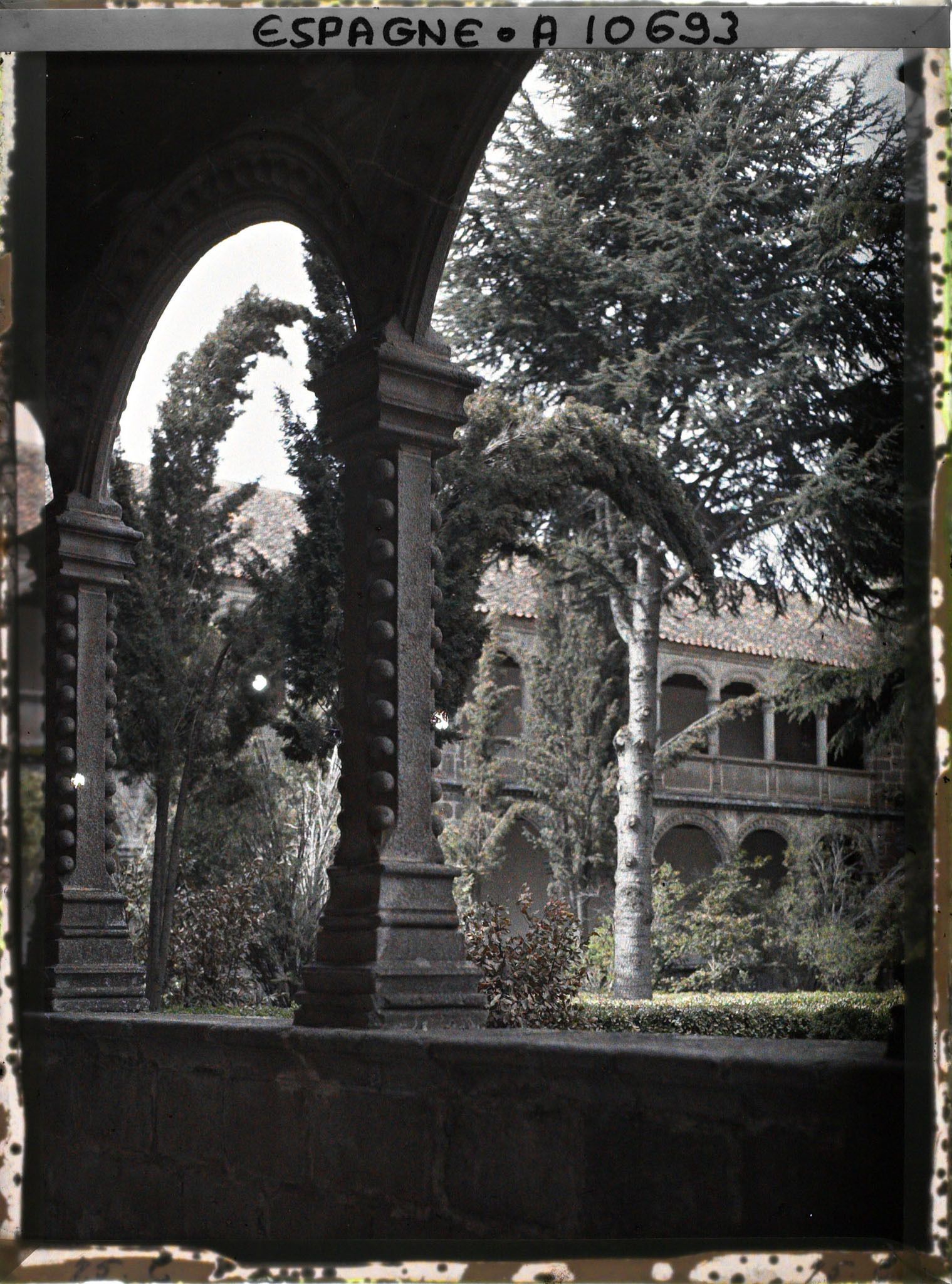 Image représentant Espagne, Avila, Une autre vue du cloître de Santo Tomas