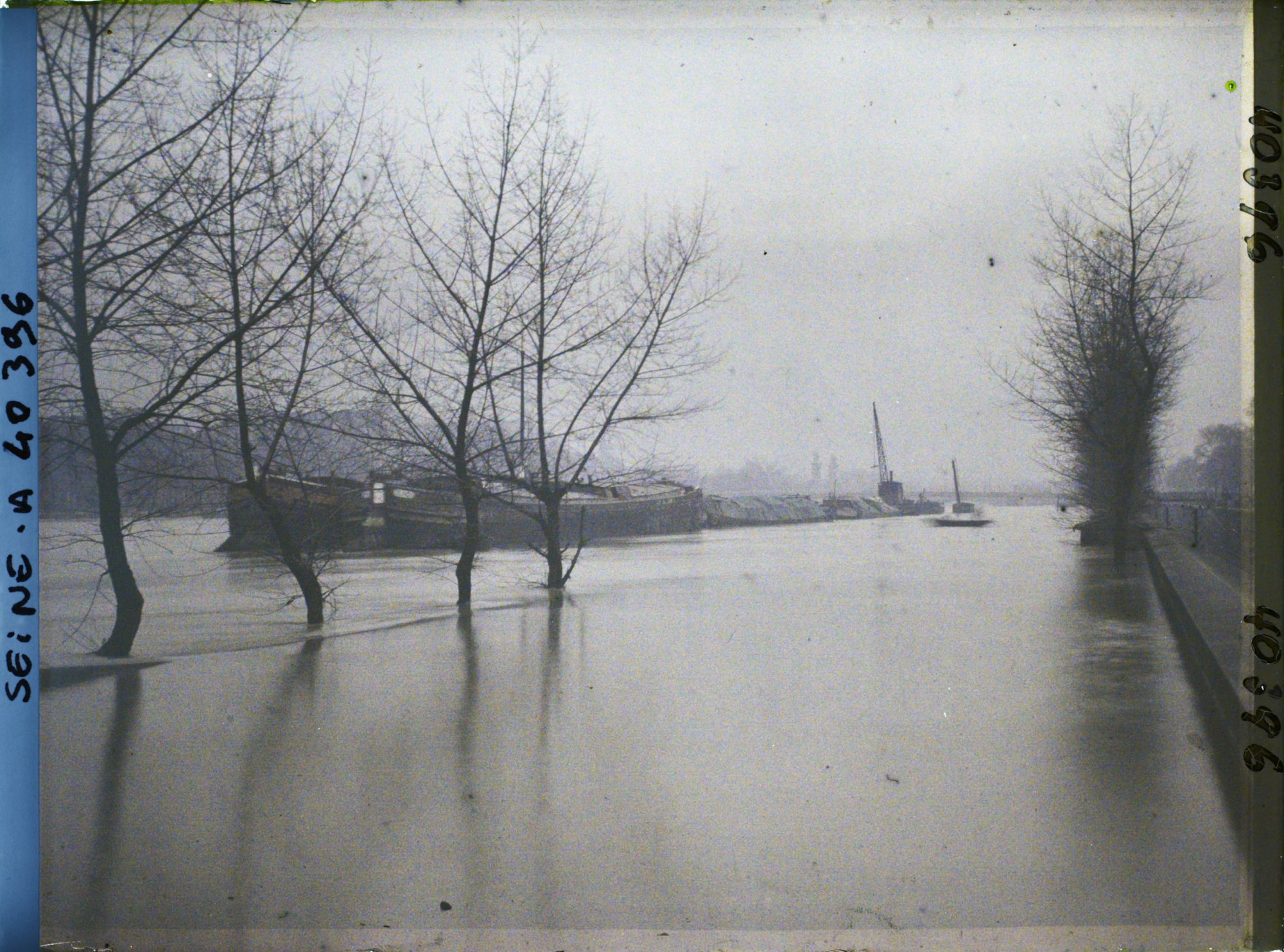 Image représentant La crue de la Seine, berges au pont de l'Alma