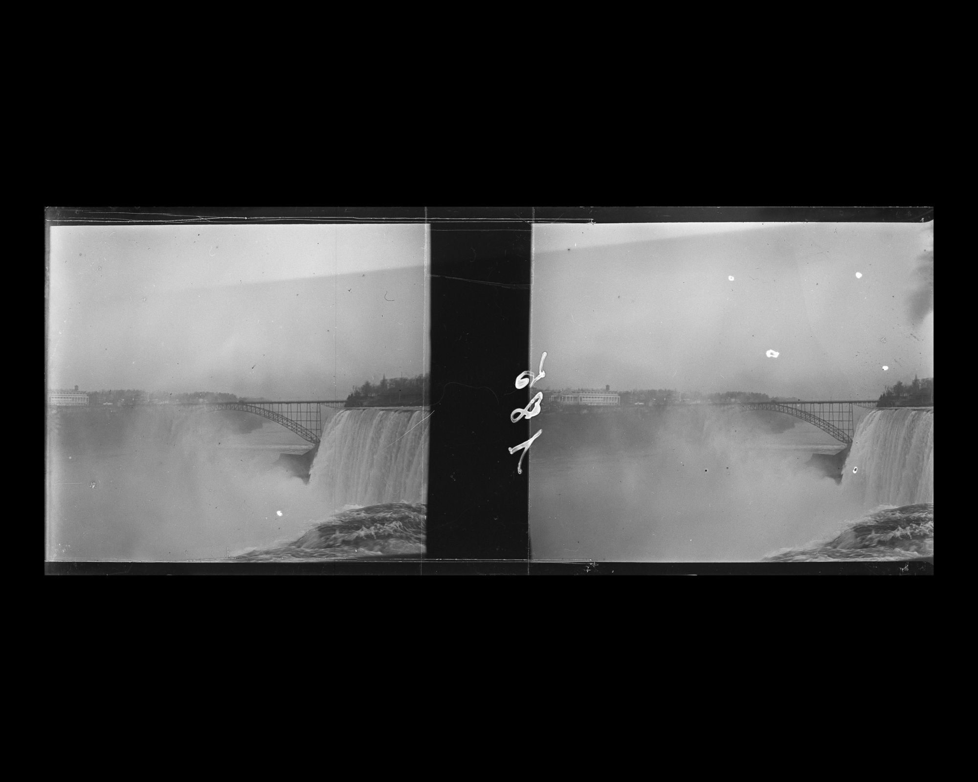 Image représentant Vue sur "le Voile de la mariée", la plus petite des chutes américaines ; à l'arrière-plan, le pont "Whirlpool Rapids Bridge"