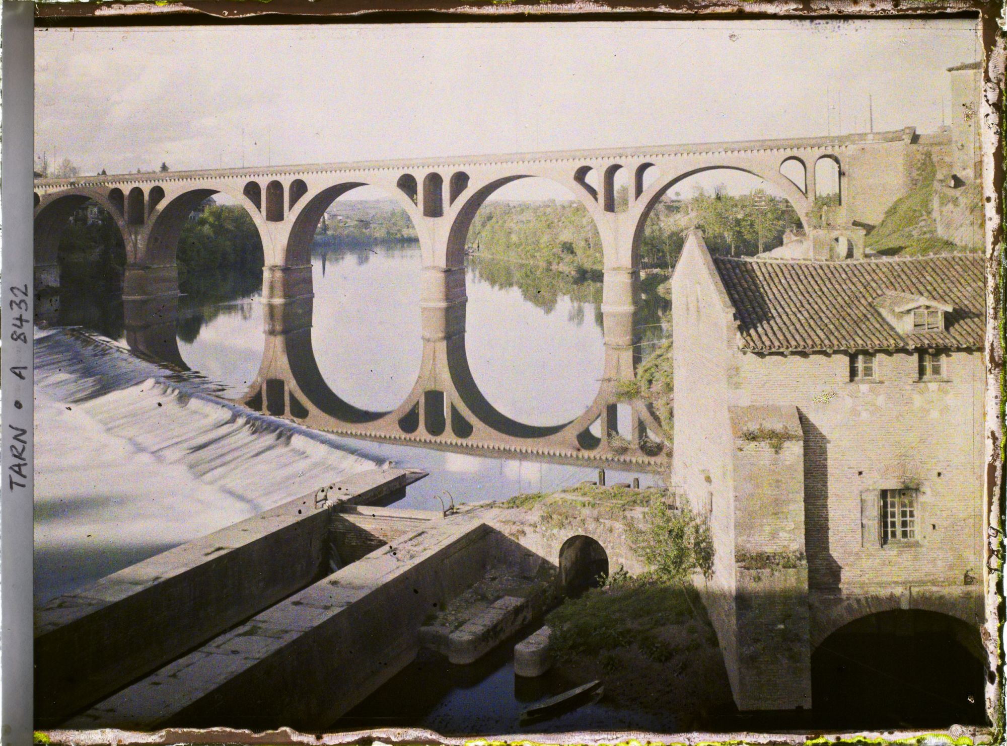 Image représentant Le vieux moulin avec le pont vieux vue sur le pont neuf