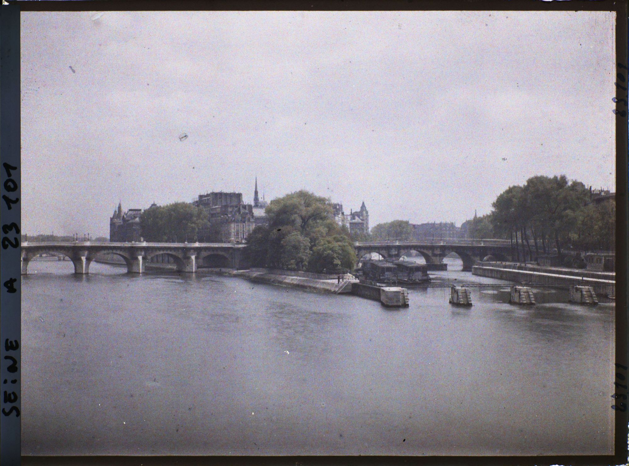 Image représentant L'île de la Cité, le Pont-Neuf et le barrage de la Monnaie depuis le pont des Arts