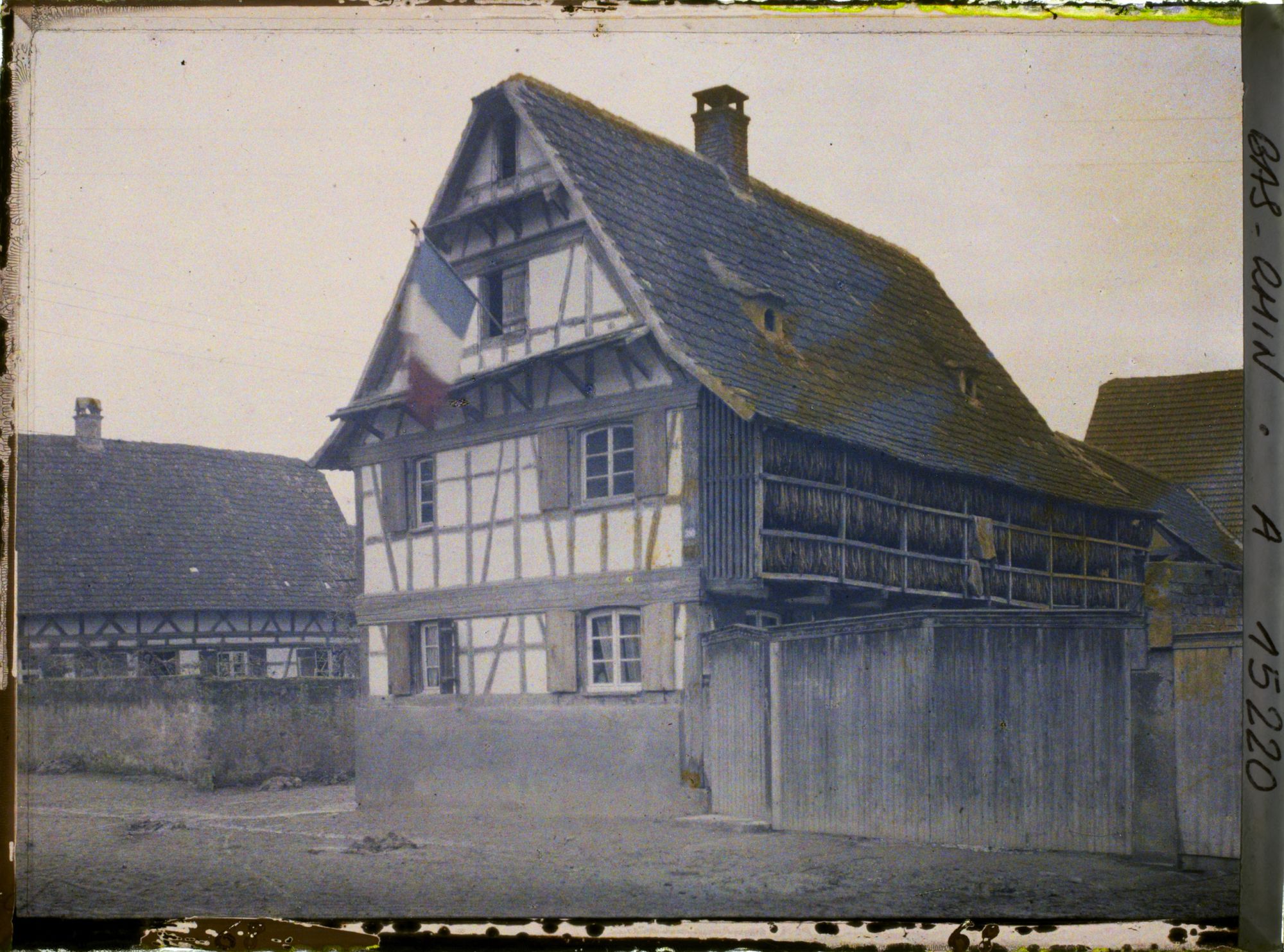 Image représentant France Alsace, Strasbourg, Geispolsheim : Une maison avec le tabac qui sèche