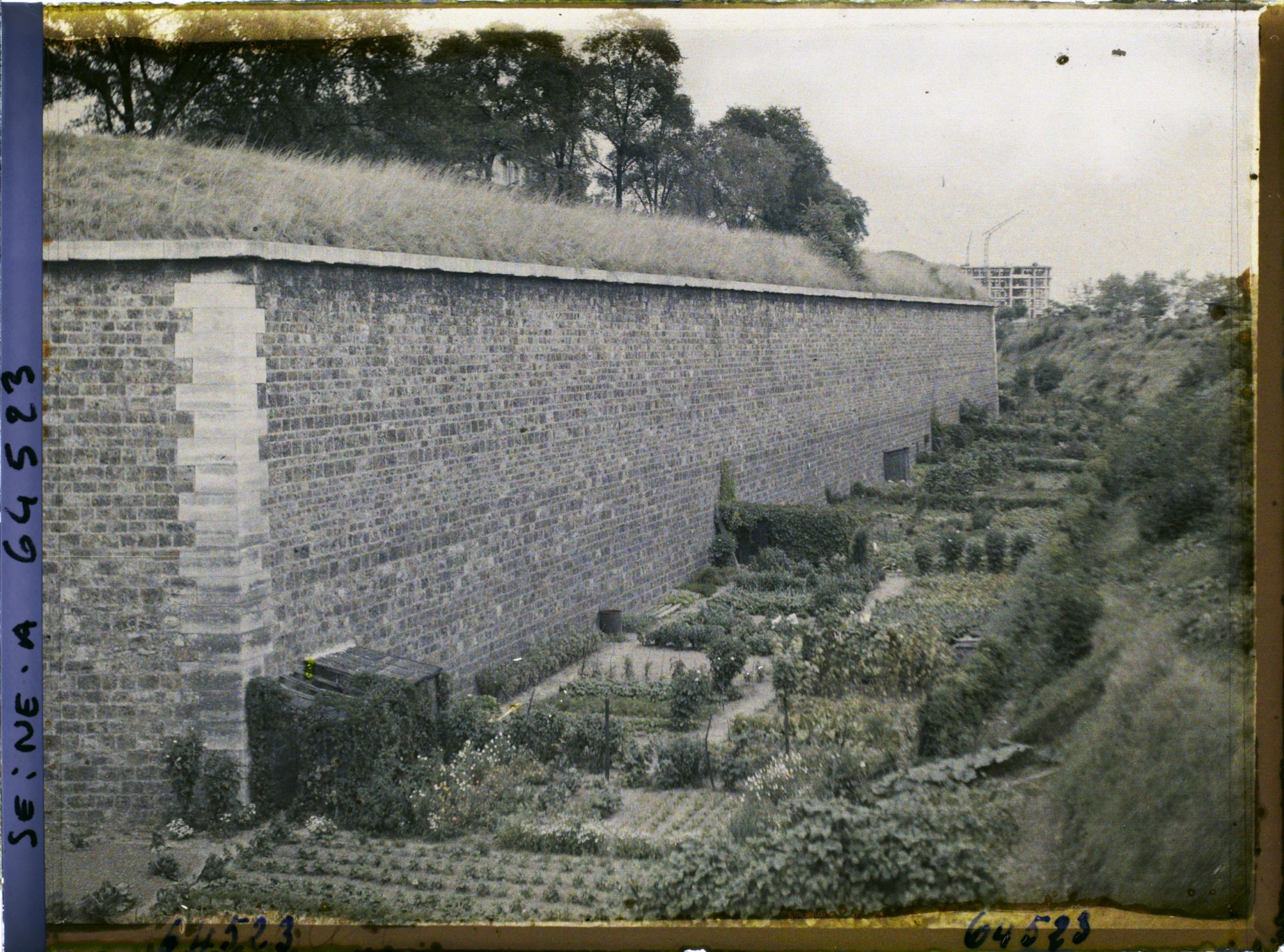 Image représentant Les jardins ouvriers aux pieds des fortifications, à la porte de Choisy