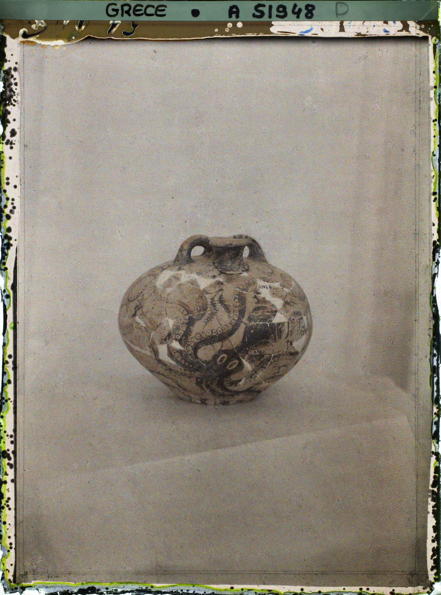 Image représentant Musée archéologique - Vase rond à petit col en terre cuite, orné d'un poulpe peint en noir, provenant de Gournia