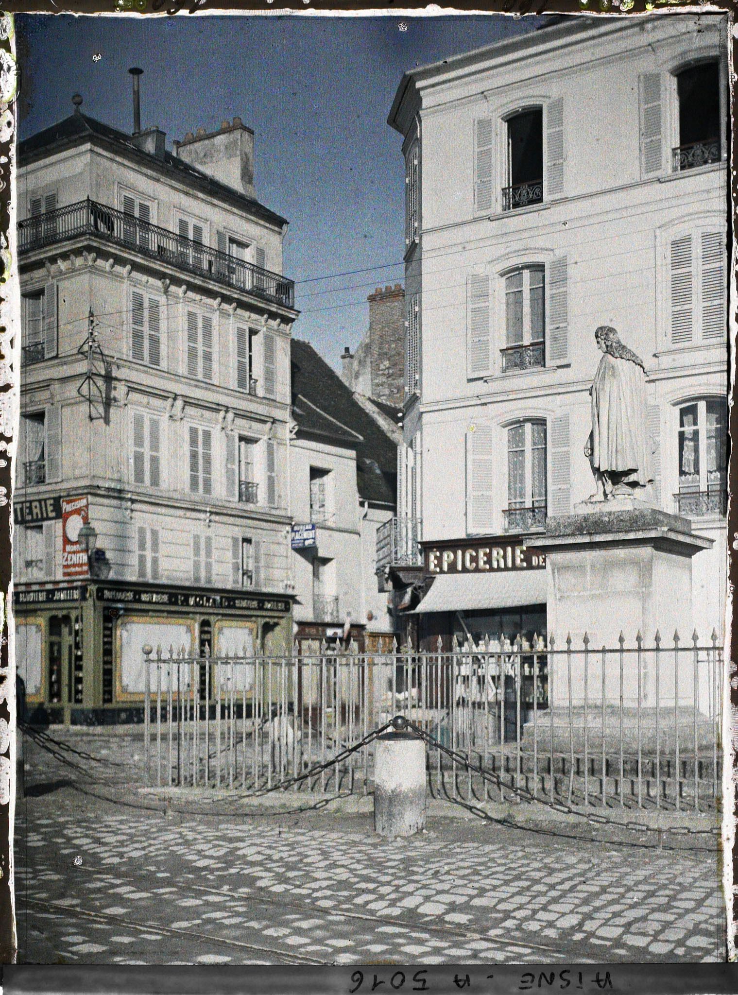 Image représentant La statue de Jean de La Fontaine et la rue du Pont